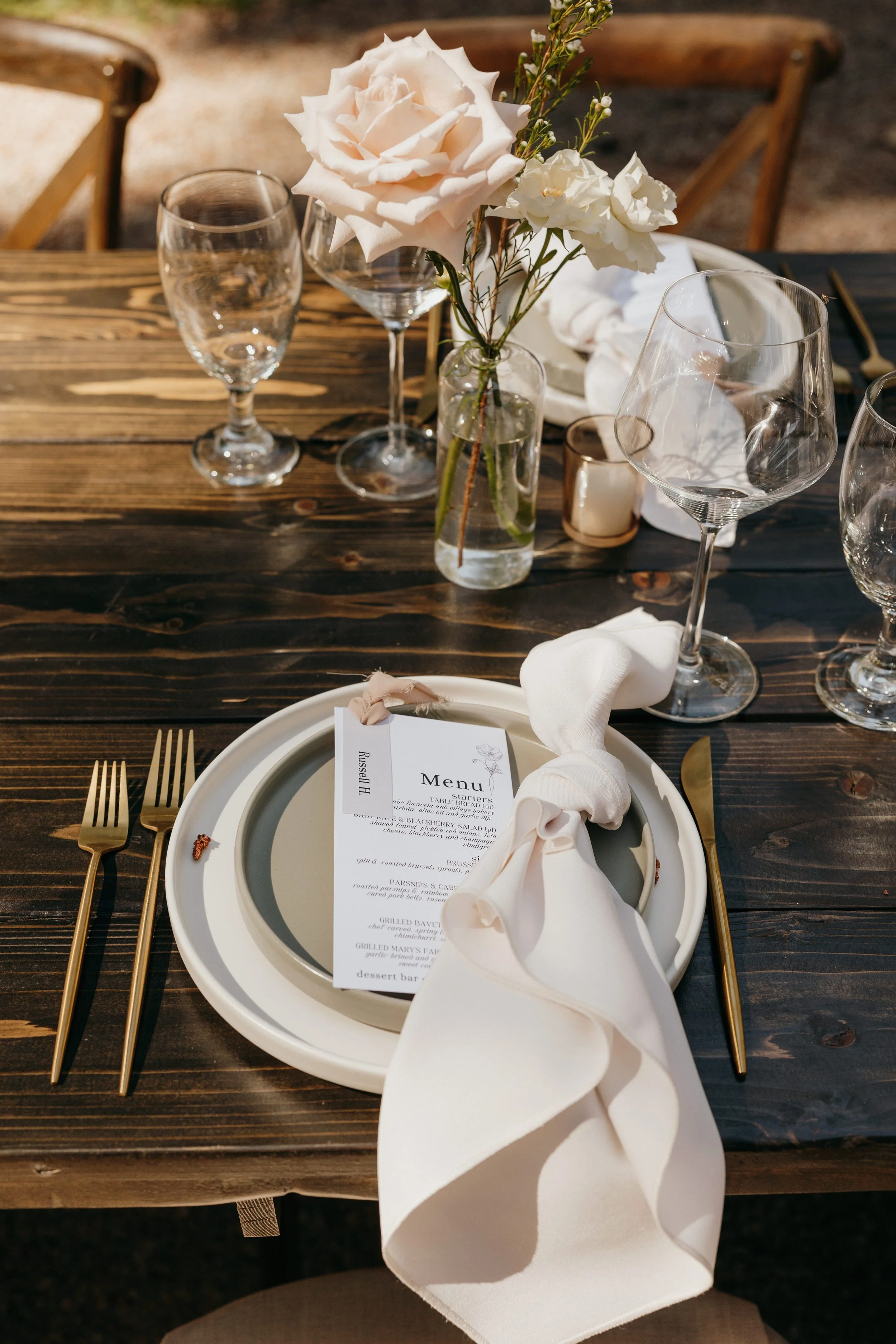 wedding reception table menu, and place card with meal indicator, linen napkin, wedding, central oregon wedding, napkin knot tie