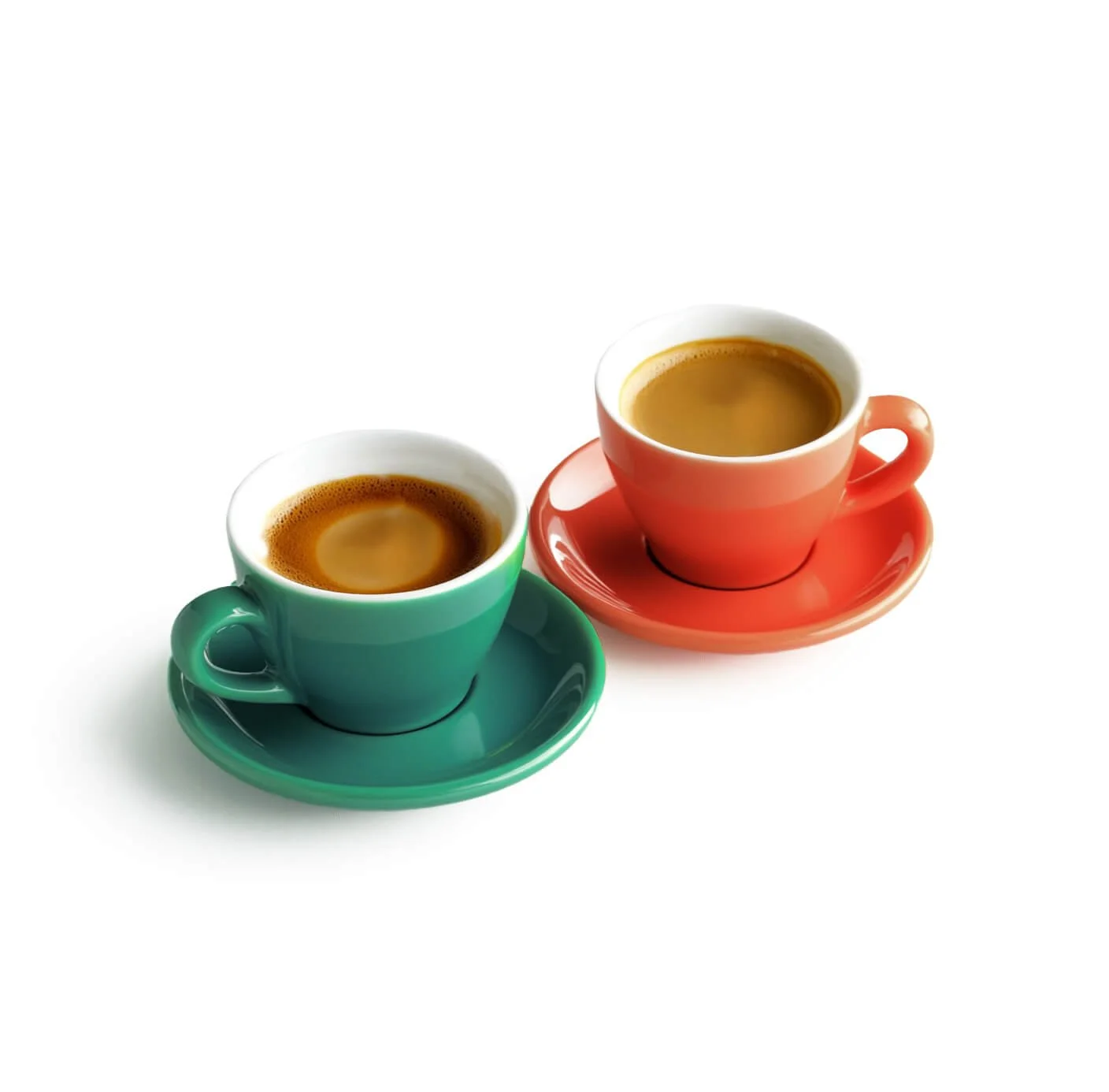 Twee kopjes koffie in kleurrijke kopjes en schotels, een groene en een oranje, op een witte achtergrond.