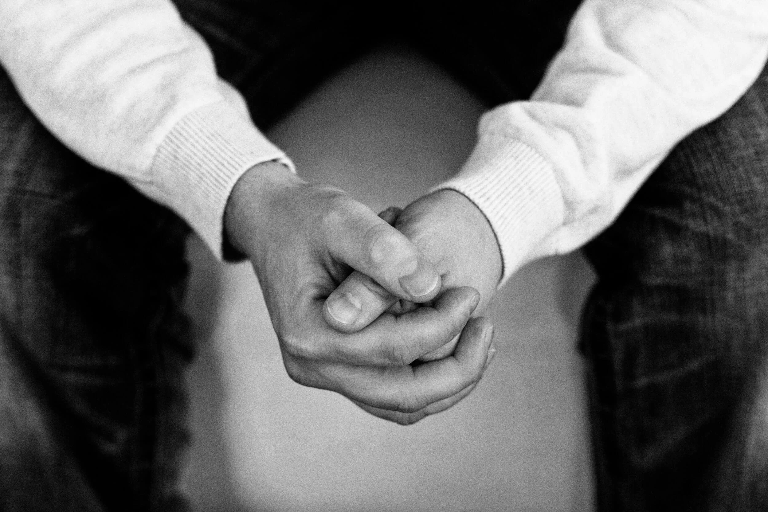 Tiener die een hand vasthoudt, in zwart-wit