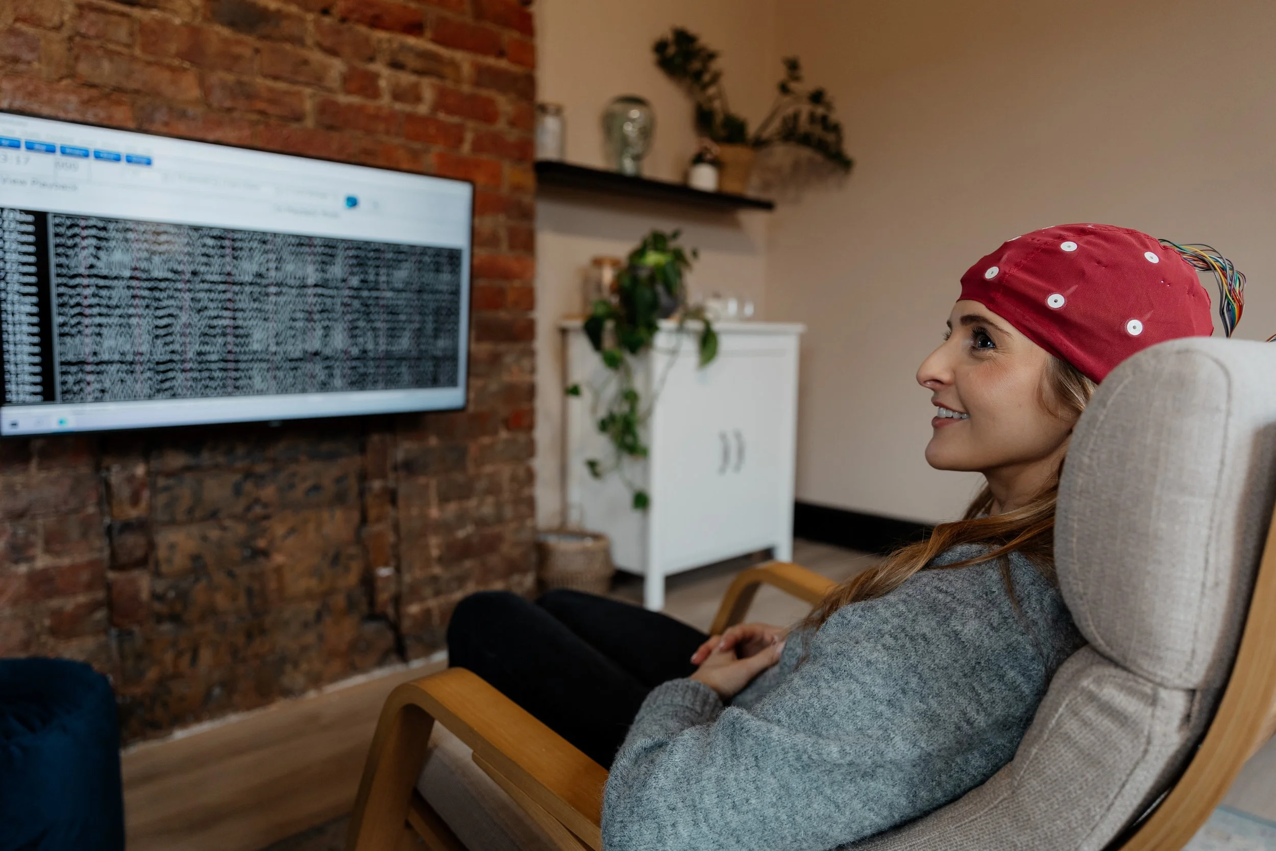 woman with QEEG brain mapping