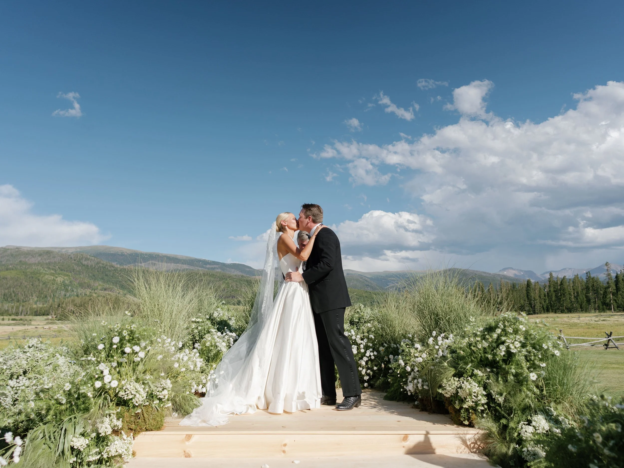 71-kelseycowley_weddingpreview_olivia&graydon-min.jpg