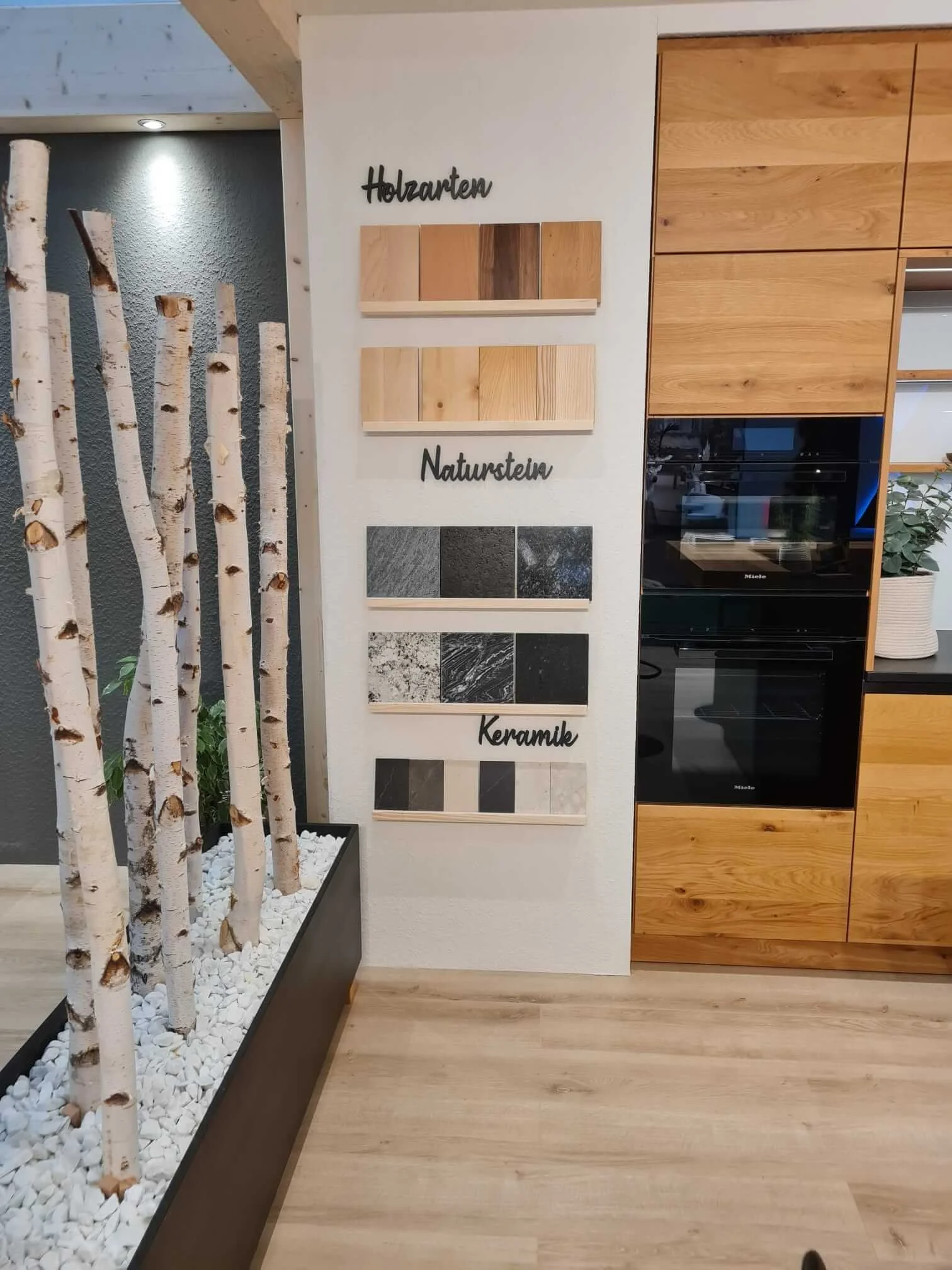  Wand mit Materialmustern: Holzarten, Naturstein und Keramik 