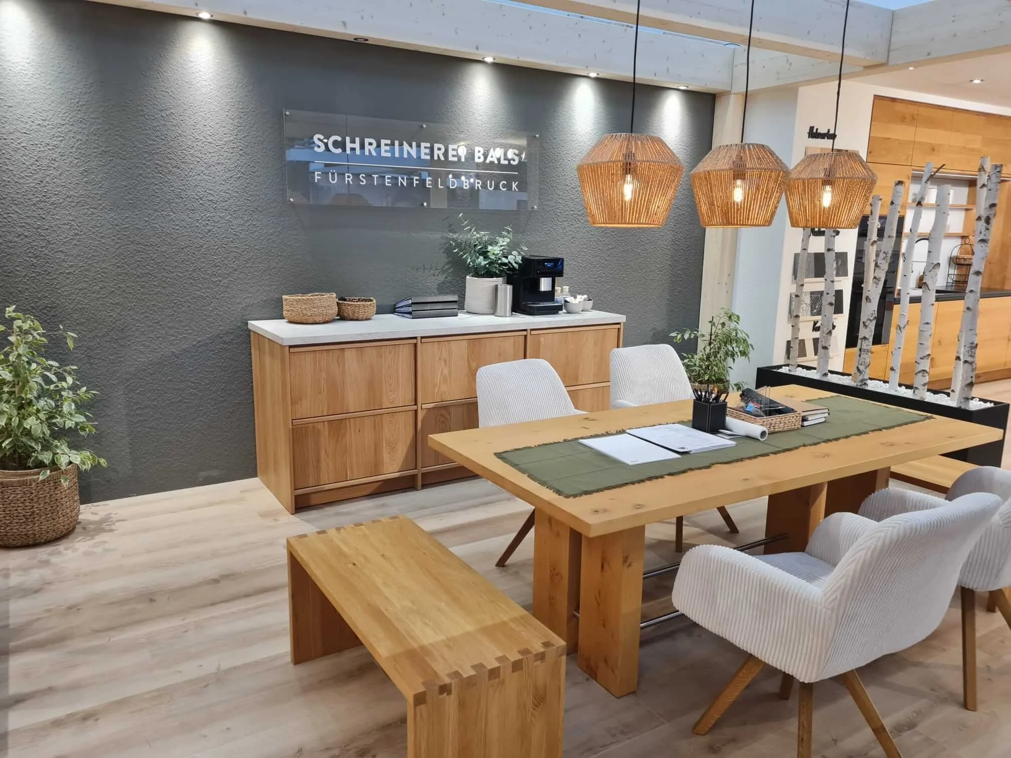 Beratungstisch mit Pendelleuchten am Schreinerei-Bals Messestand.
