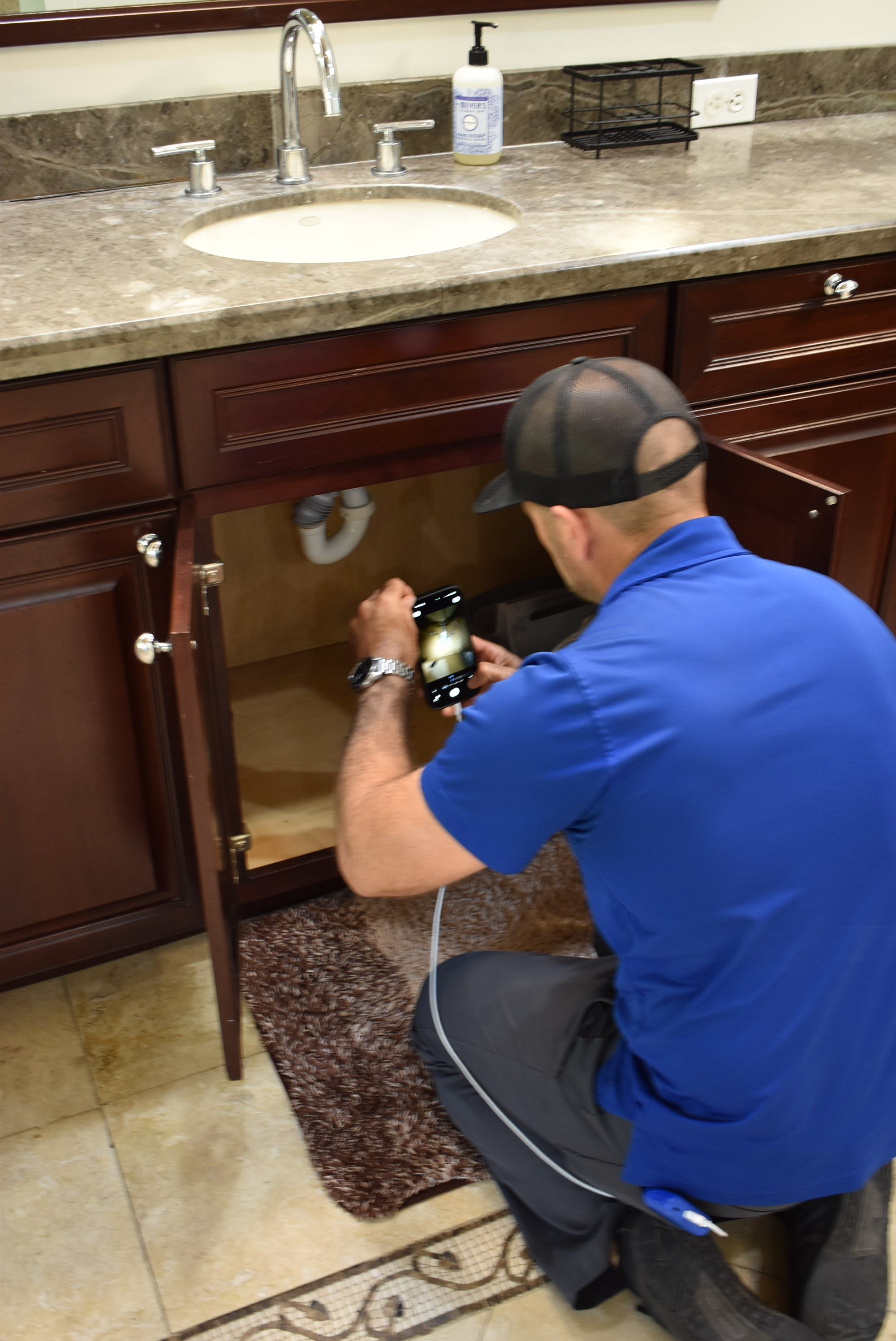 homoe inspector inspecting for moissture