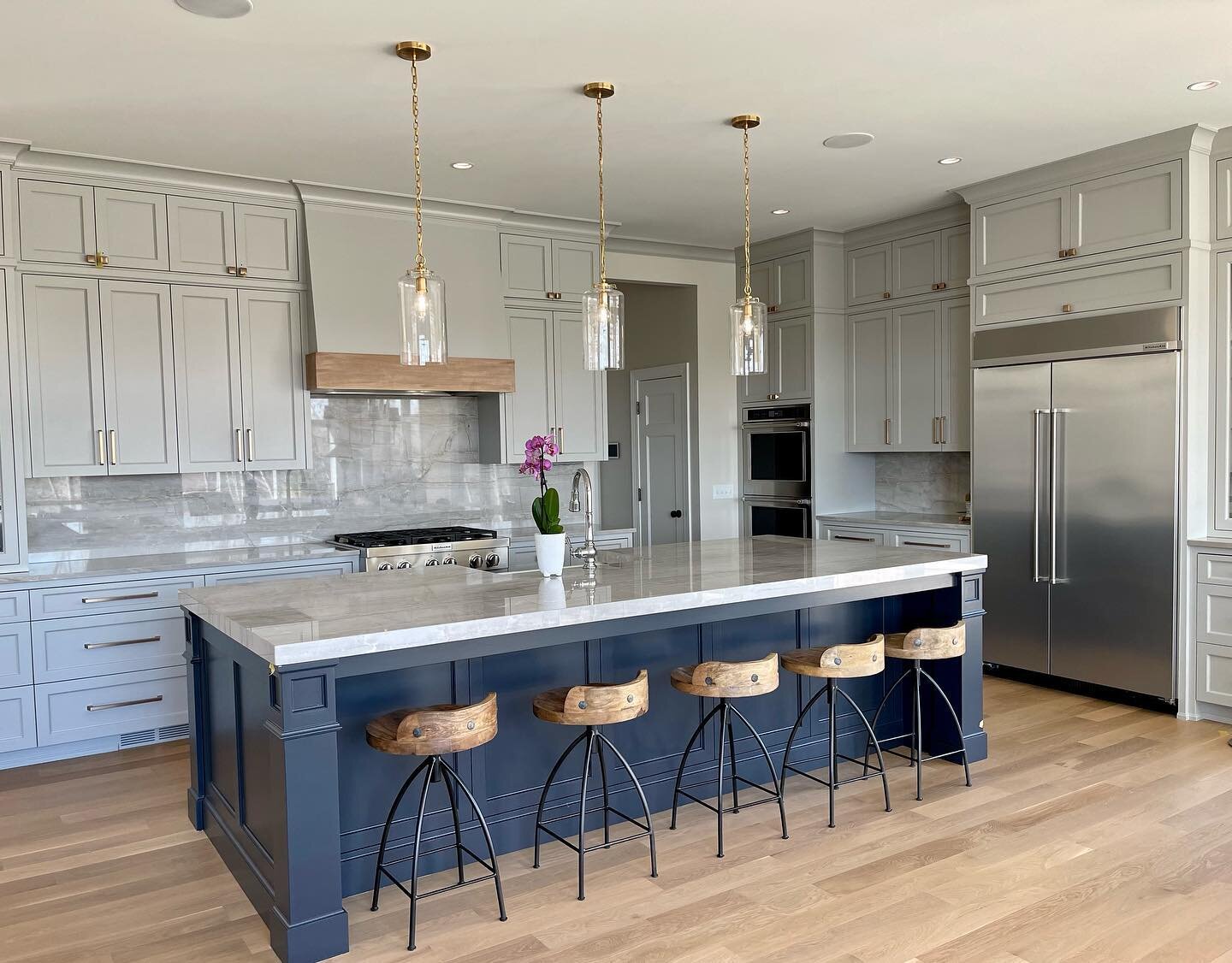 Loving this kitchen we just completed for our amazing clients!  What a pleasure working with this team! @hendelhomes @woodworkscabinetry @envyr_surfaces