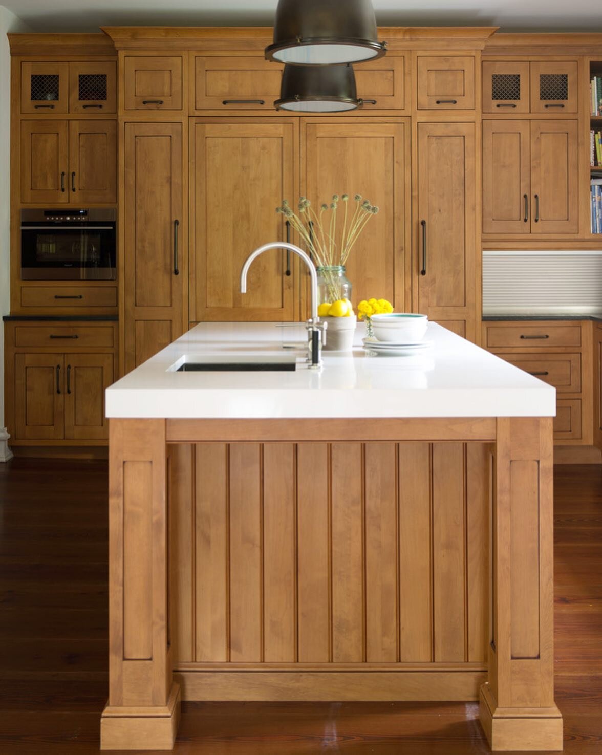 Rustic and chic, this versatile family kitchen and dining space feels organic yet elegant. A classic favorite of ours, perfect for a Friday night dinner with friends! #TGIF #LSI #LoriShinal