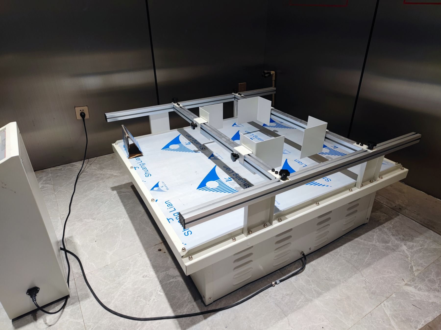 carton-transport-vibration-simulator-testing.jpg