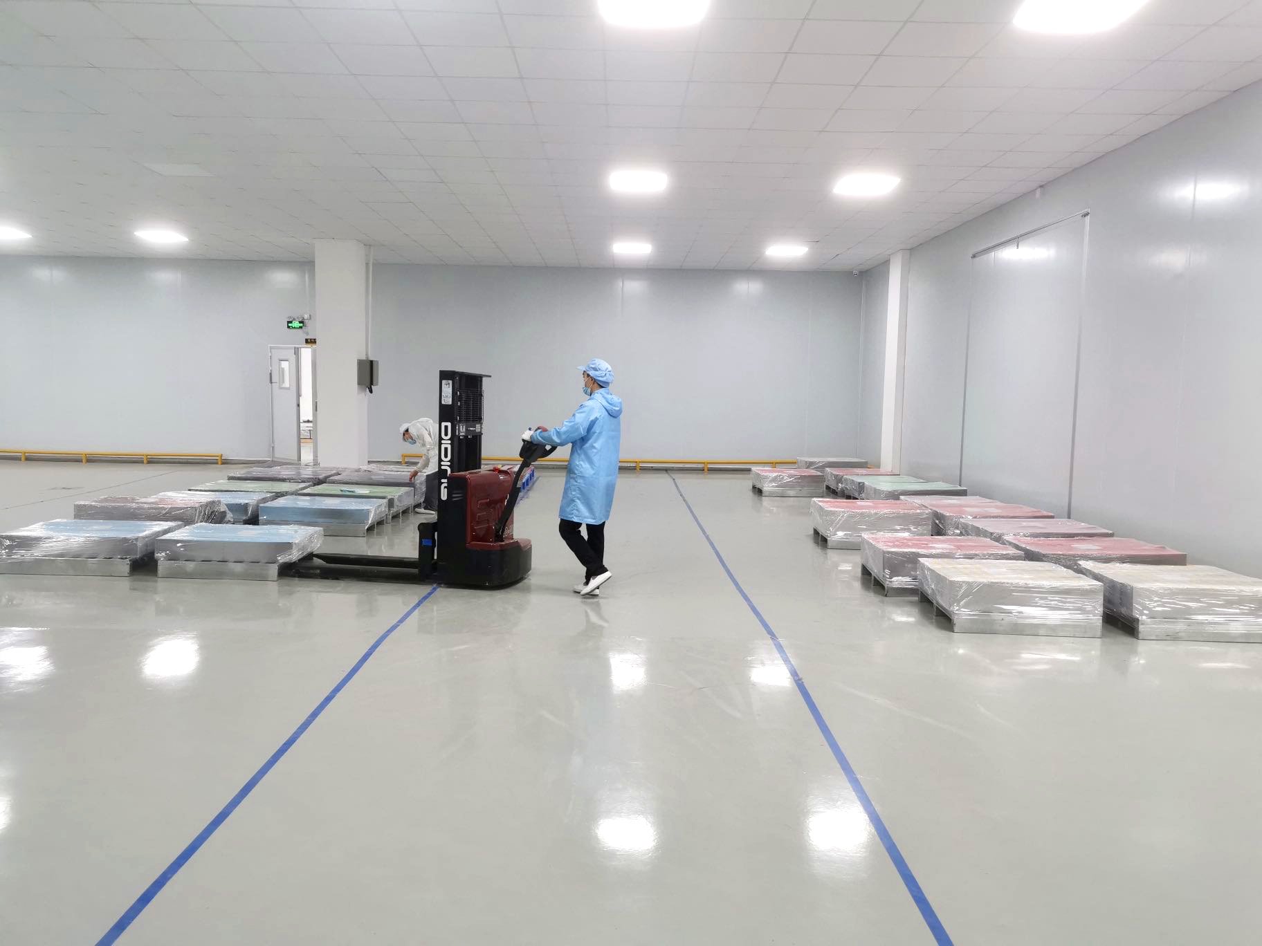 All printed tinplate delivered to our warehouse undergoes thorough protection to prevent any dust accumulation, ensuring compliance with food packaging standards.