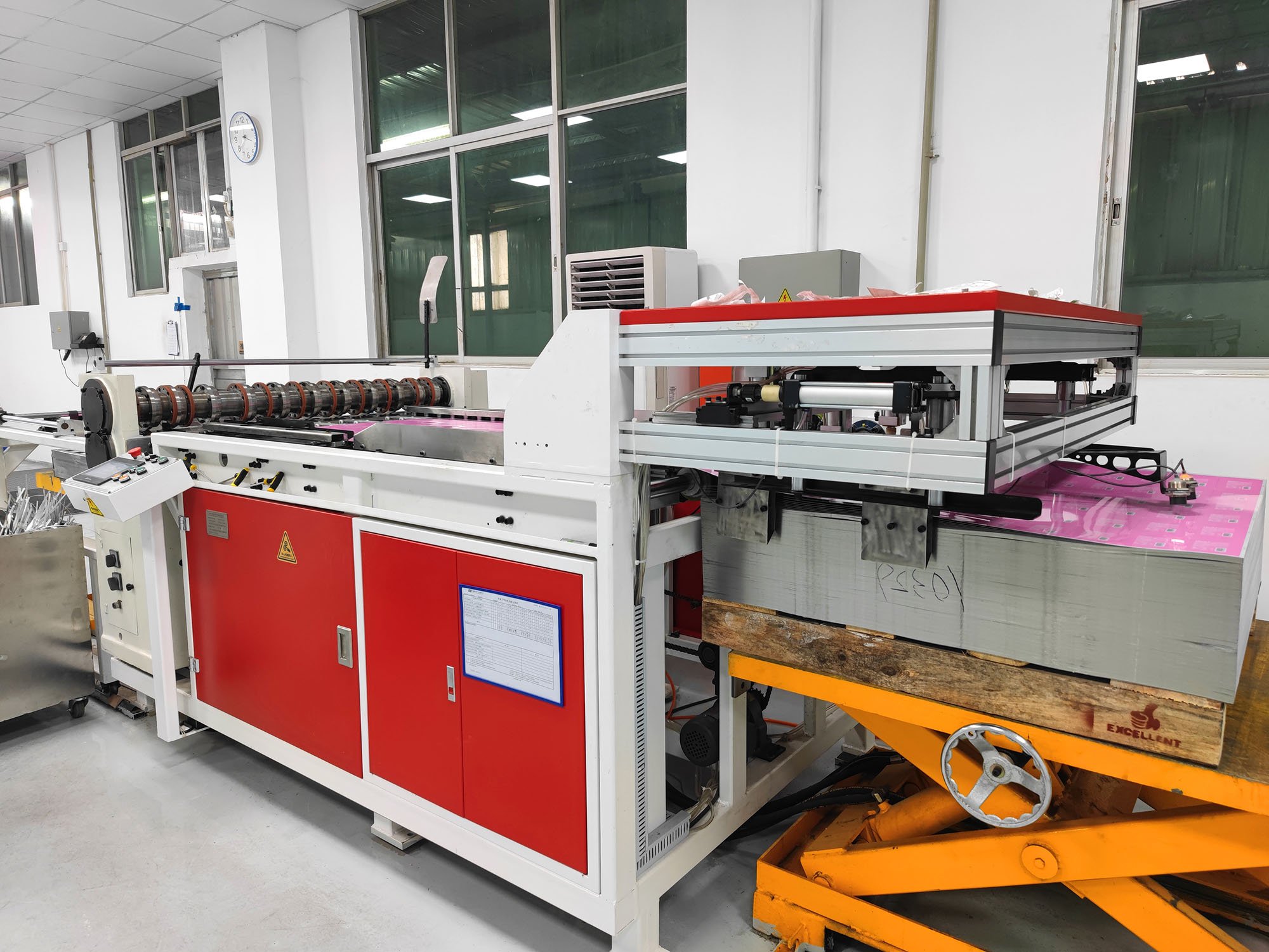 At our tin box manufacturing facility based in Zhongshan, China, printed tinplate cutting is a crucial step in our production process. To ensure precision and efficiency, we employ state-of-the-art fully automatic cutting machines.
