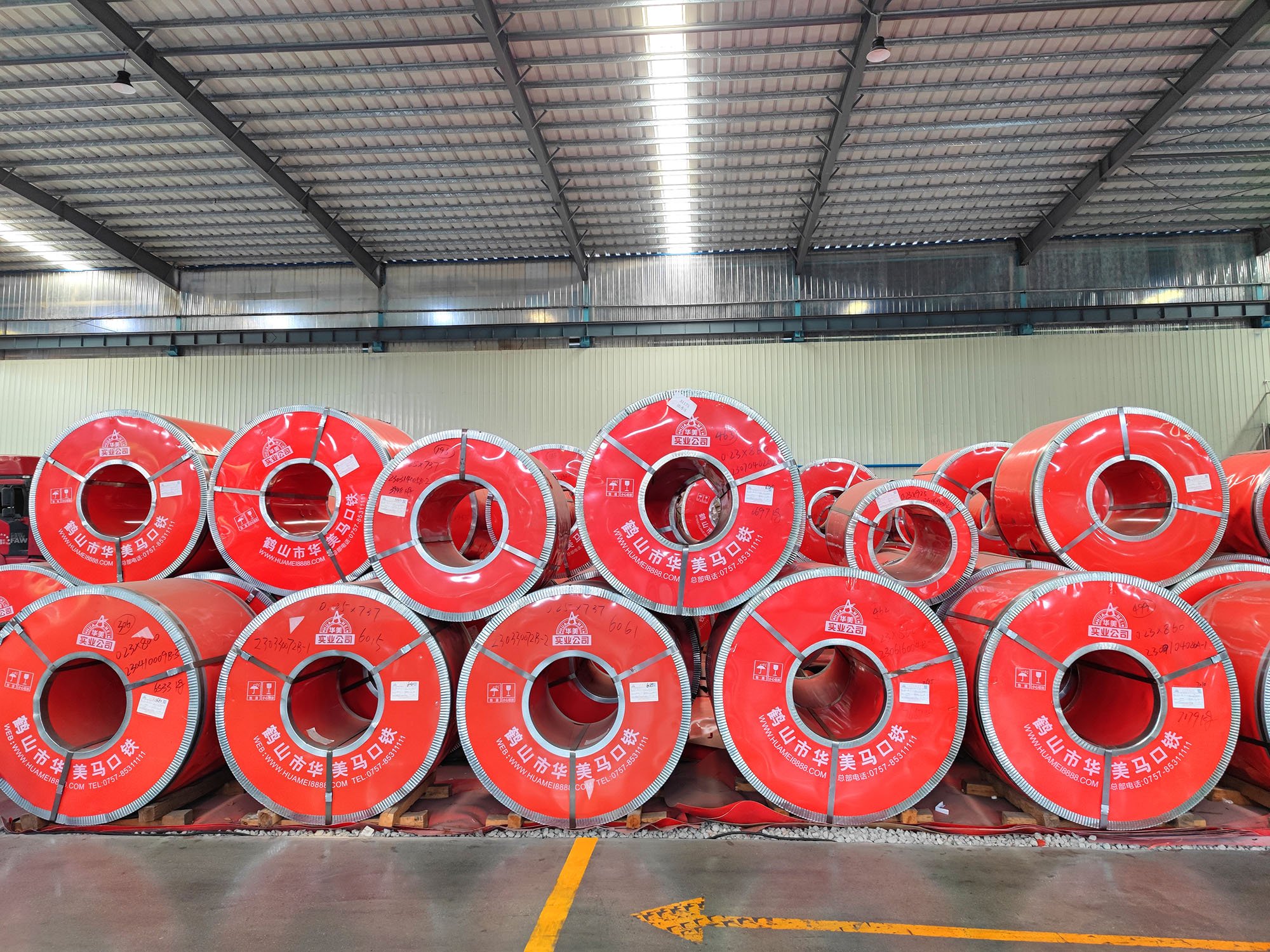 As a metal packaging manufacturer and supplier, we use large rolls of tinplate as our main material. Tinplate is thin steel coated with tin, supplied in big rolls. It's durable, resistant to corrosion, and perfect for shaping into tin boxes. With tin