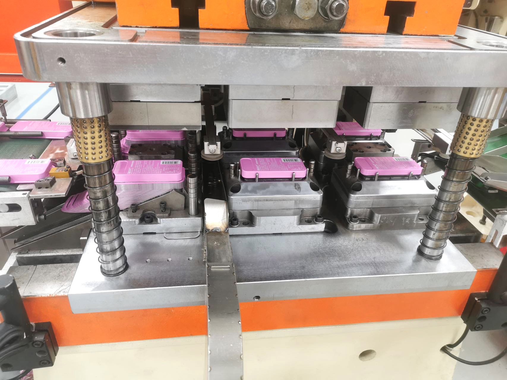 These punching machines are meticulously designed to precisely punch tinplate sheets according to our specifications. By employing fully automatic technology, we ensure consistency and accuracy throughout the punching process. This not only enhances