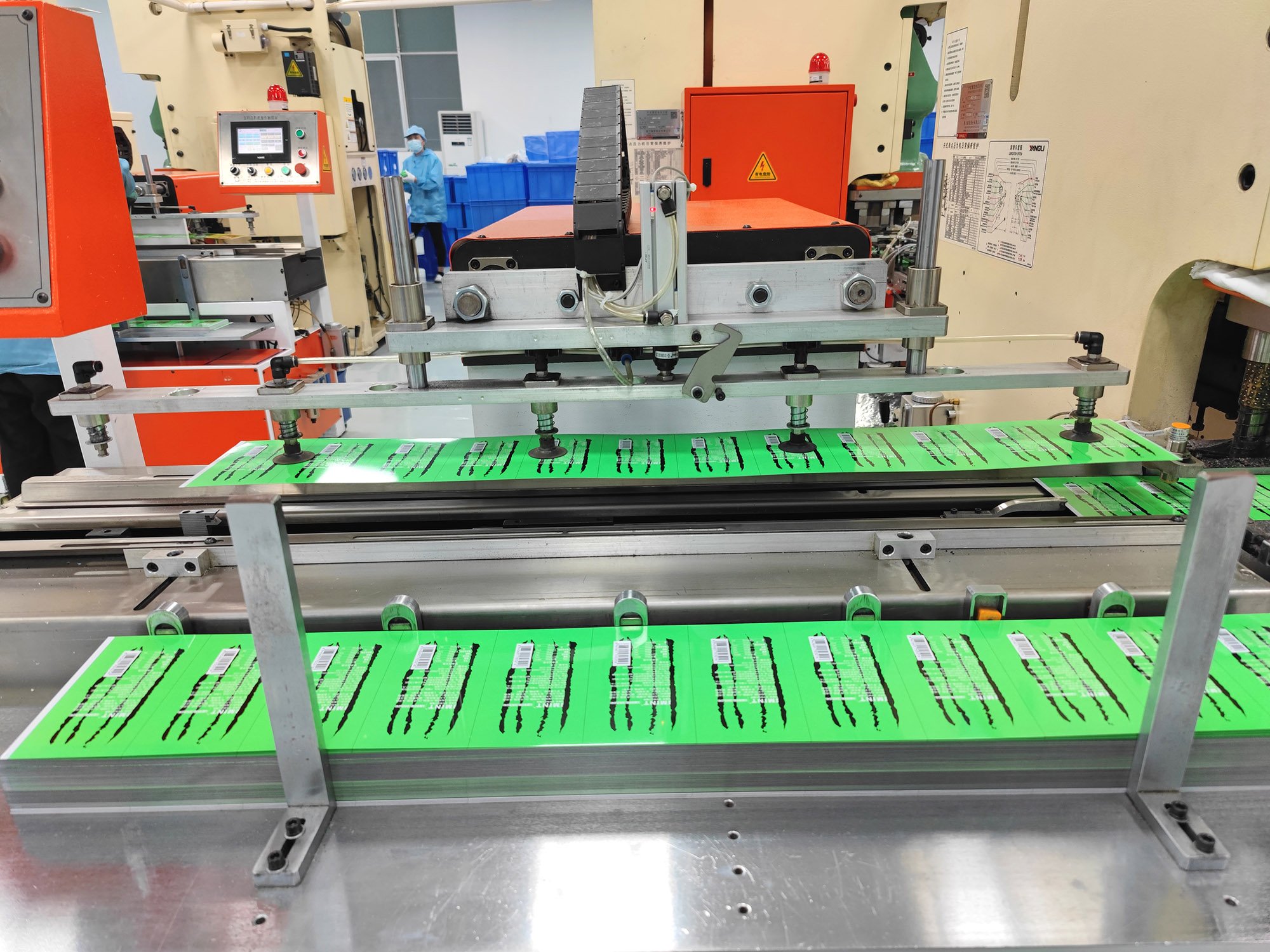 The tinplate feeding machines are specifically designed to accurately feed tinplate sheets into our production line before the punching process. Through automation, we guarantee precise and consistent feeding, minimizing errors and maximizing efficie