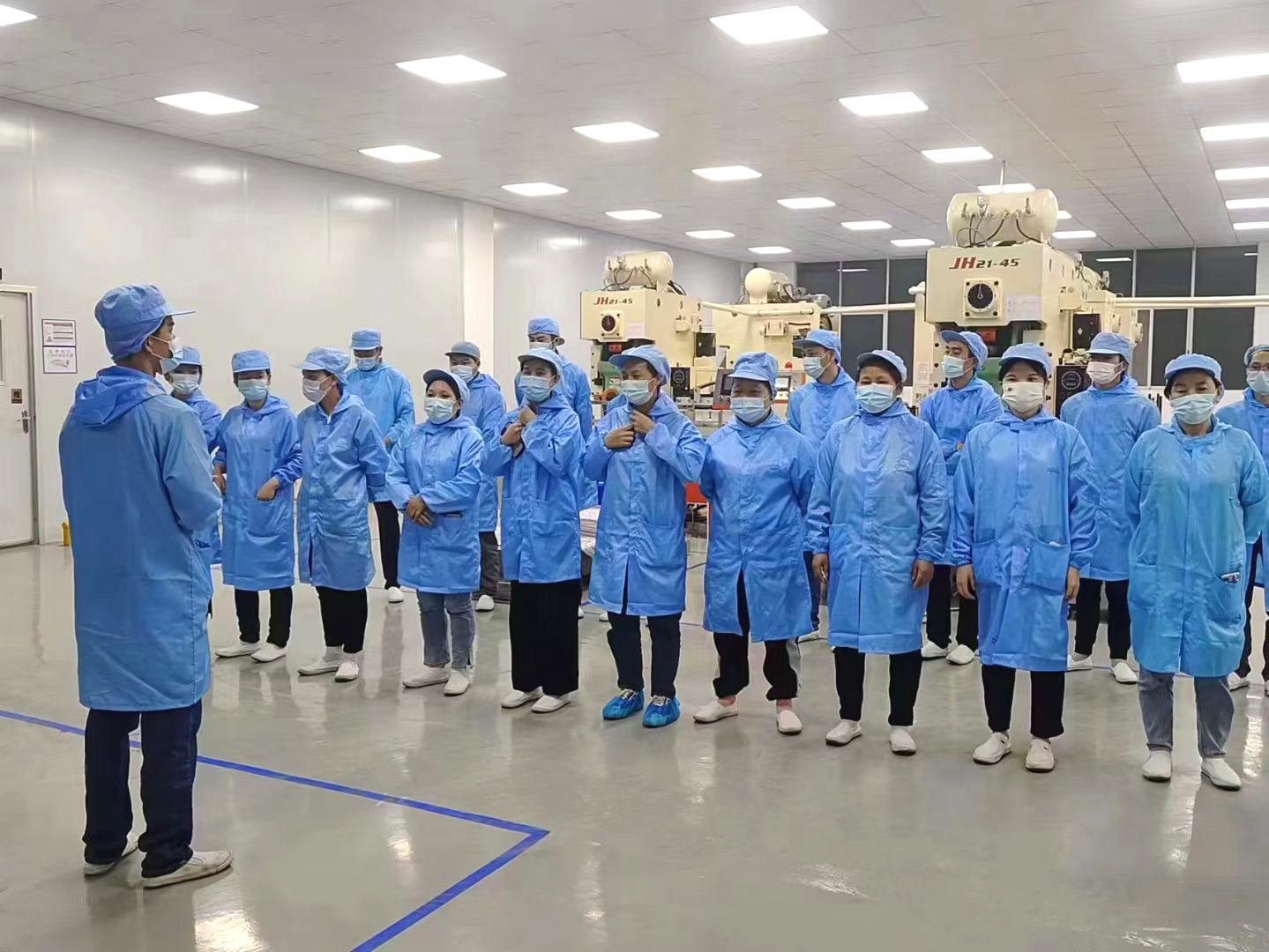 A brief meeting is conducted every morning with all workers to ensure adherence to our production directives. This ensures that our food packaging workshop is kept clean and meets all food packaging requirements on a daily basis.