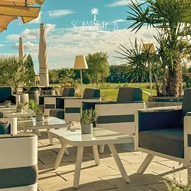 Das Restaurant Sonnendeck am Golfplatz.