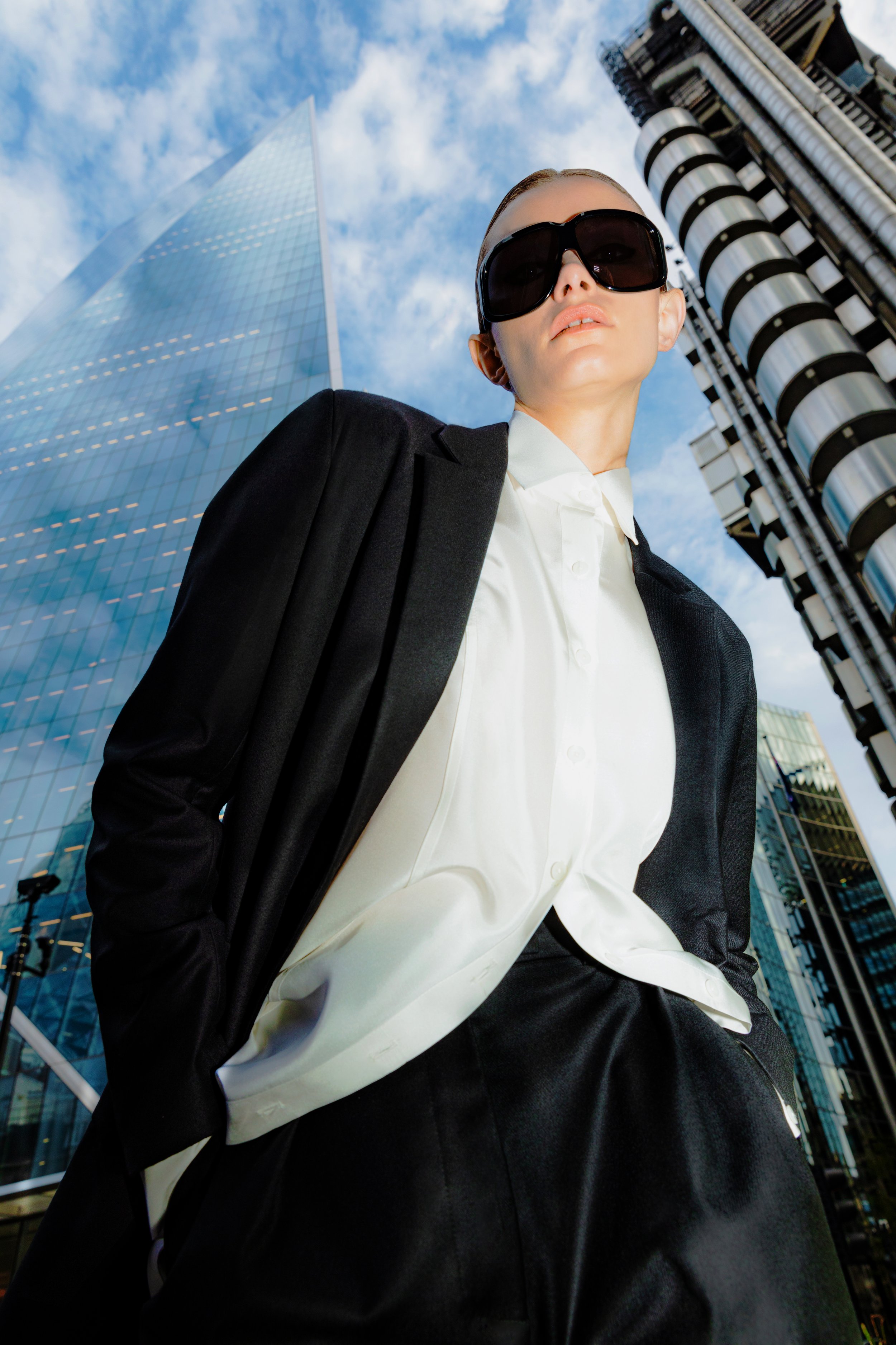 INNNA offers women a black luxury lightly oversized single-breasted blazer in Lustre Wool Flannel, perfectly matchable with suit shorts.