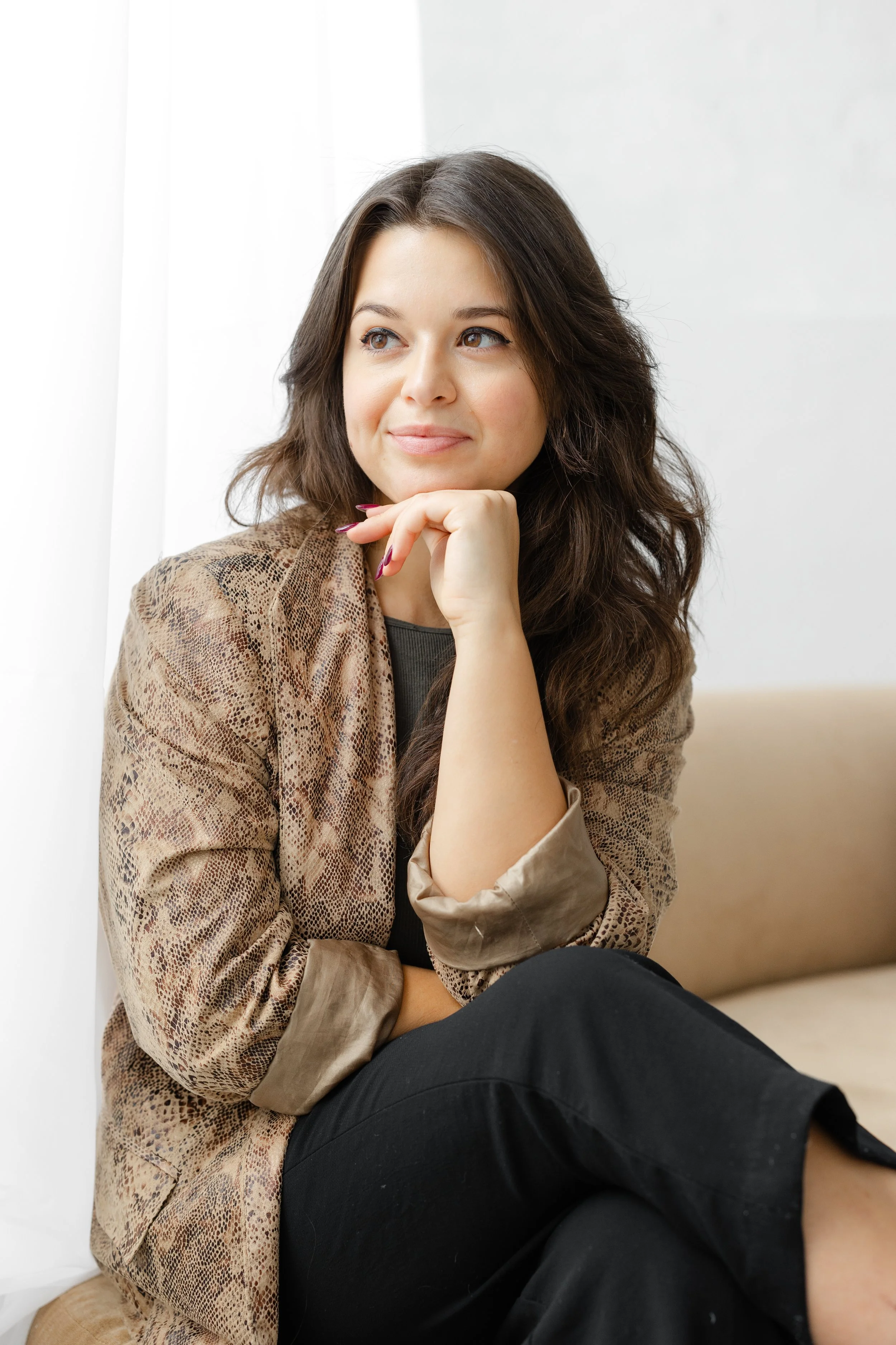 Sarah Cifuentes, registered social worker, psychotherapist engaged in psychotherapy session with compassion and curiosity