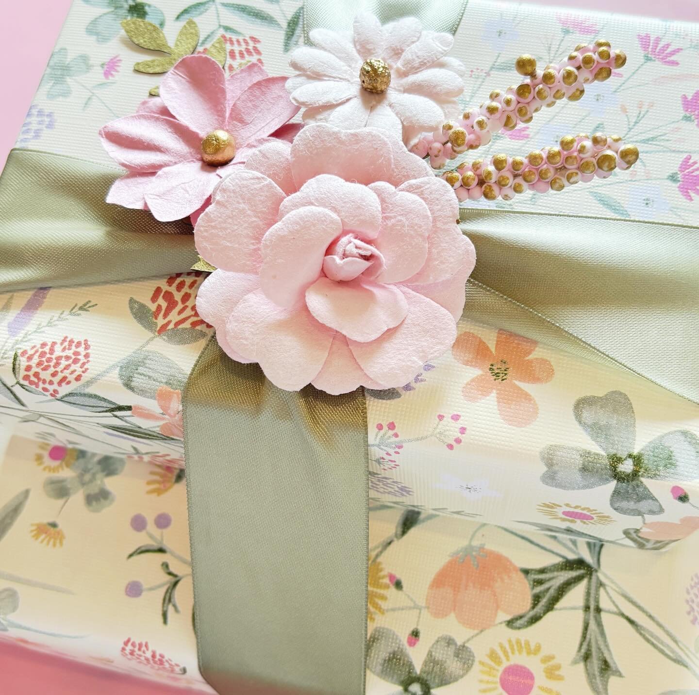 Loving all the floral papers and embellishments for my Mother&rsquo;s Day gifting clients 🌸 🌷🎀

Jackson friends,message me or visit my website in bio to book your wrapping service or gift concierge experience next 🩷

#giftwrapping #giftwrapservic
