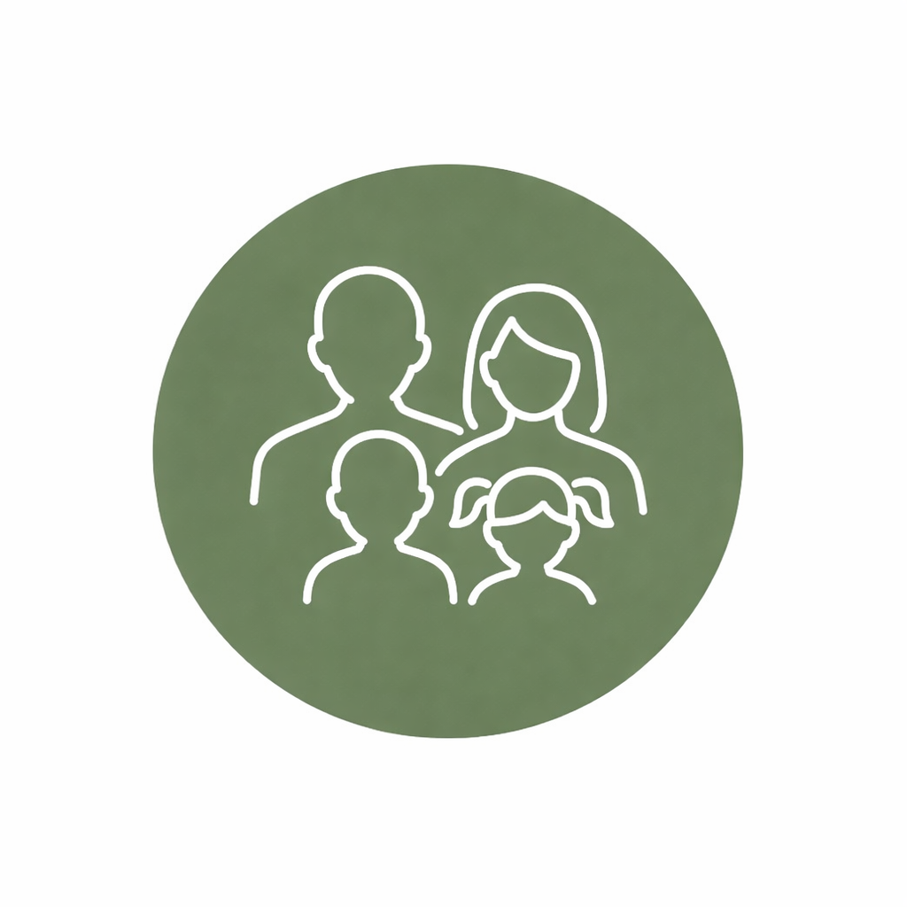 Minimalist line icon of a family of four inside a green circle, representing couples and family therapy.