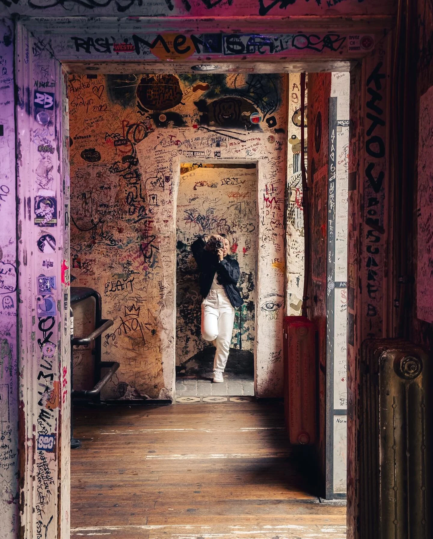 Exploring Budapest&rsquo;s Ruin Bars: Mastering the Art of Framing 🚪

One of our favorite photography tricks from this trip? Mastering the art of framing ourselves between the intriguing elements of these eclectic ruin bars! 

Here&rsquo;s a little 