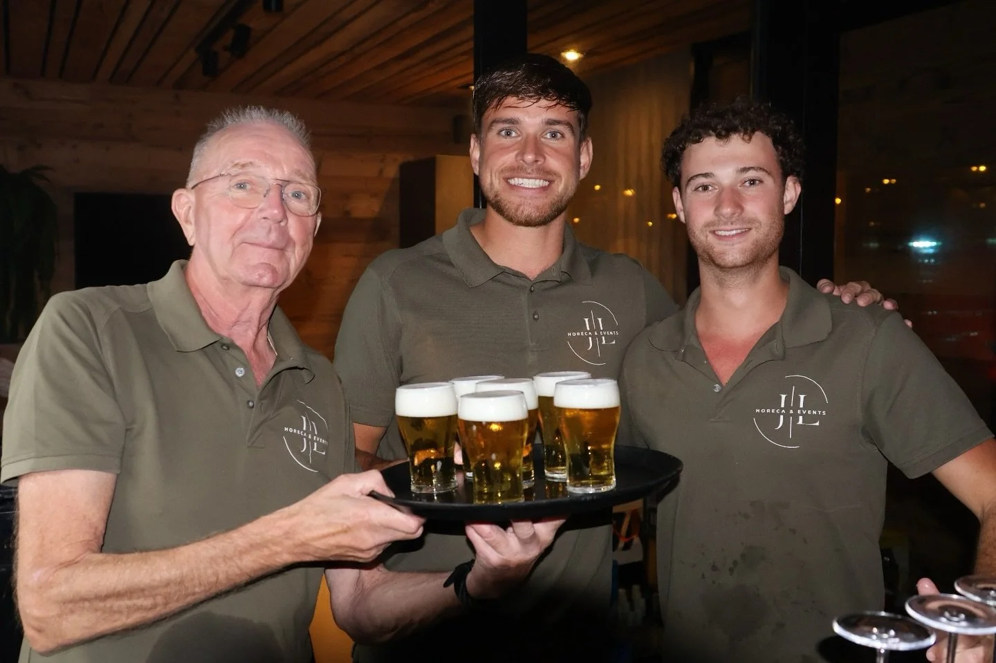 Met passie, energie en een grote glimlach staan zij voor jullie klaar!✨🍻

Samen maken we er iets moois van!💪🏼

#teamwork #horeca #JLhoreca #JLhorecaevents