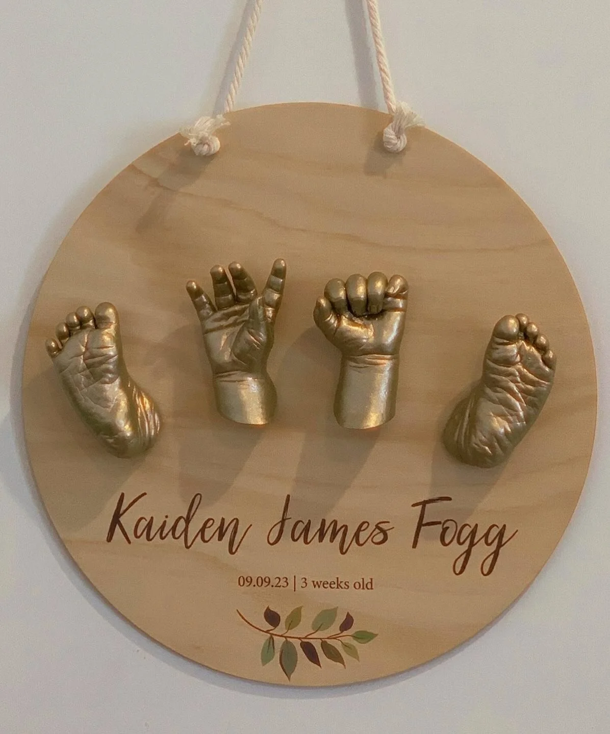 Our beautiful hand and feet casting plaques make the perfect keepsake or gift 🤍Each piece is made with love and care, preserving your baby’s tiniest details forever.