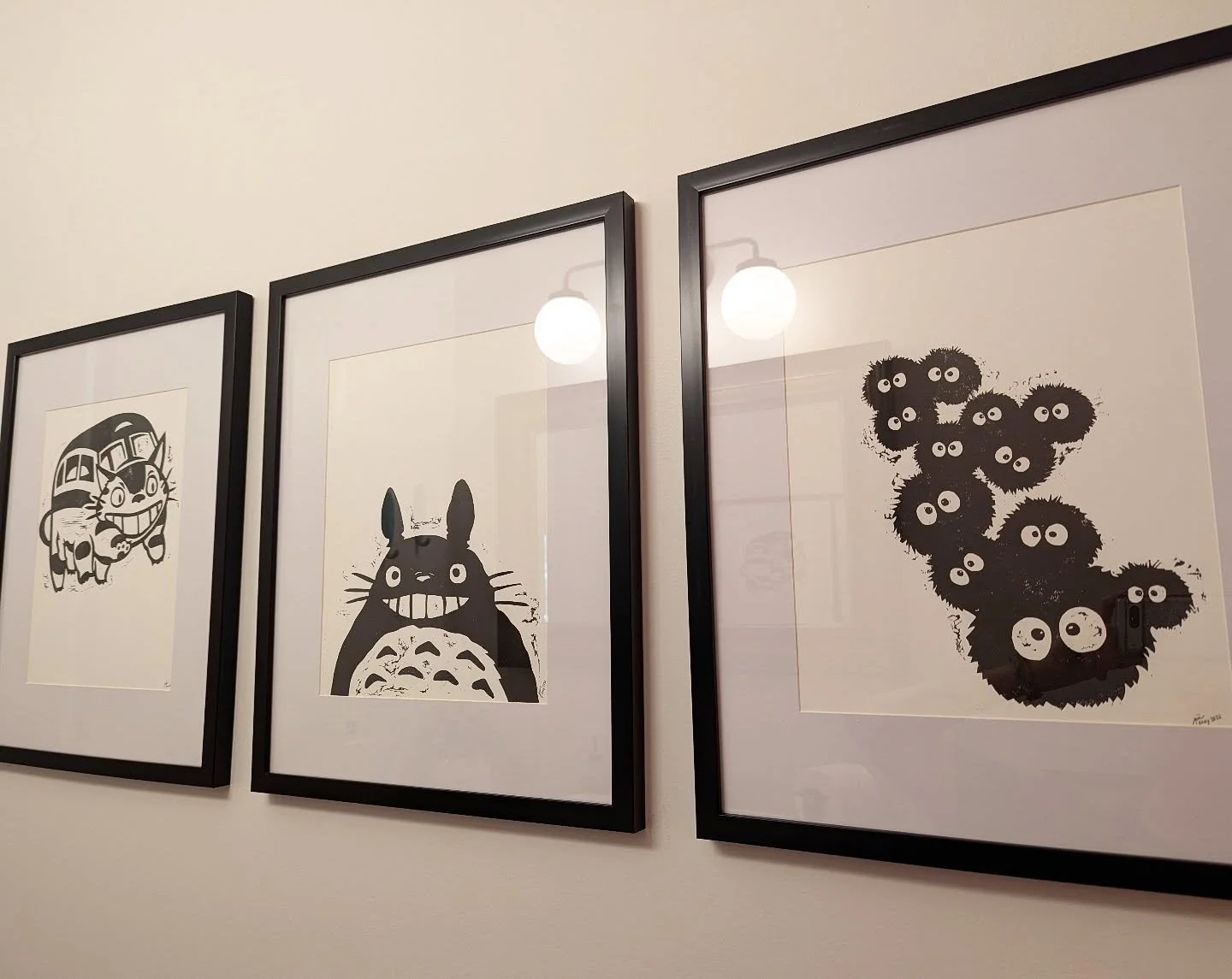 となりのトトロ、トトロ🎶🎶

These are bringing me so much joy today🖤

(And they are hanging in the little bathroom off our kitchen, so now I want everyone who comes over to use our bathroom!🤣) 

#studioghibli #totoro #handcarved #linoprint #handmadehome #stud