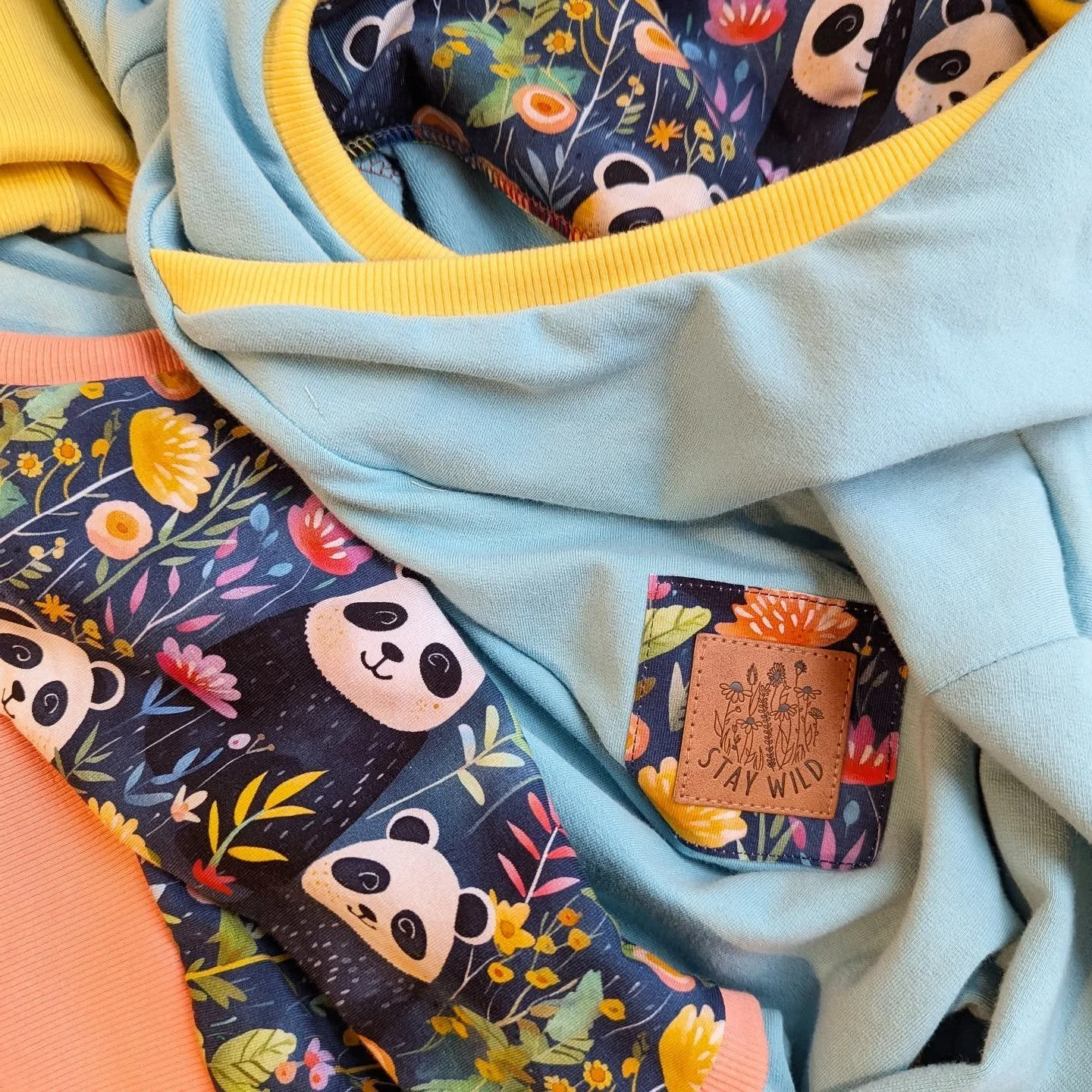 A hoodie, but make it summery!☀️🐼

I make Grow With Me Hoodies in my most popular sizes for markets (3-6Years, 4-7Y and 6-9Y)  but I can make a wide range of sizes from 6 months up to 12 years!✨ This one is 9-12Y and is a custom order for a lucky ki