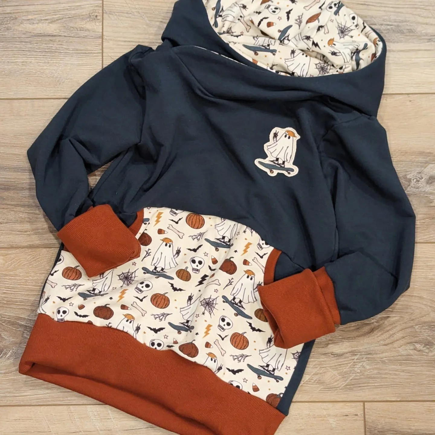 🛹👻✌🏼🎃💀🕸️⚡🦴🦇

Grow With Me hoodie, size 6-9years, $60. Available tomorrow @mainstreetwoo downtown Wooster Farmers' Market. 8-noon. 😎✌🏼