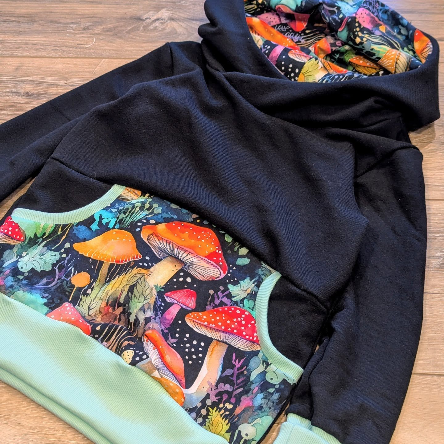 Hoodie season is the best season!🫟🍄🖤
