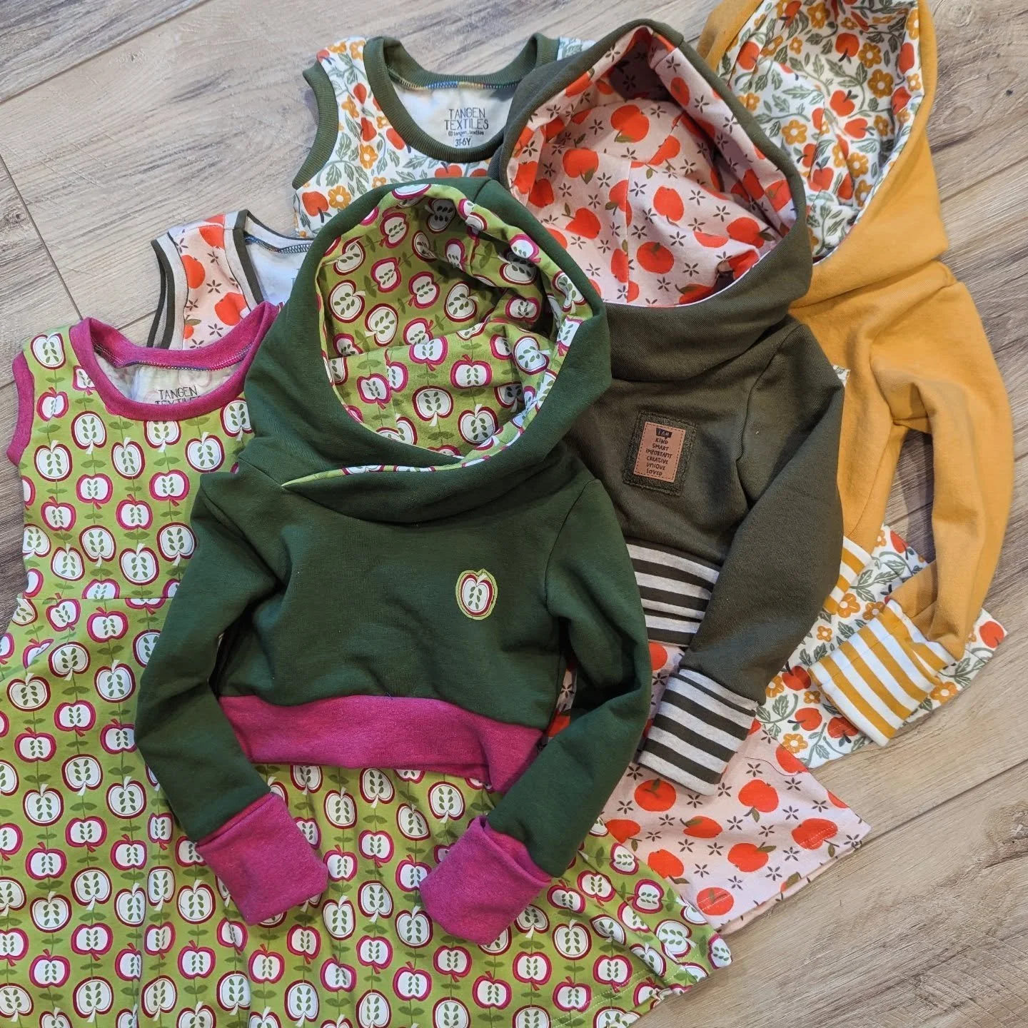 Apple dresses and cropped hoodies🍎🍏🩷🧡

I have been collecting apple prints for several months now because @germanvillagemakersmarket 's AppleFest is on October 19th!