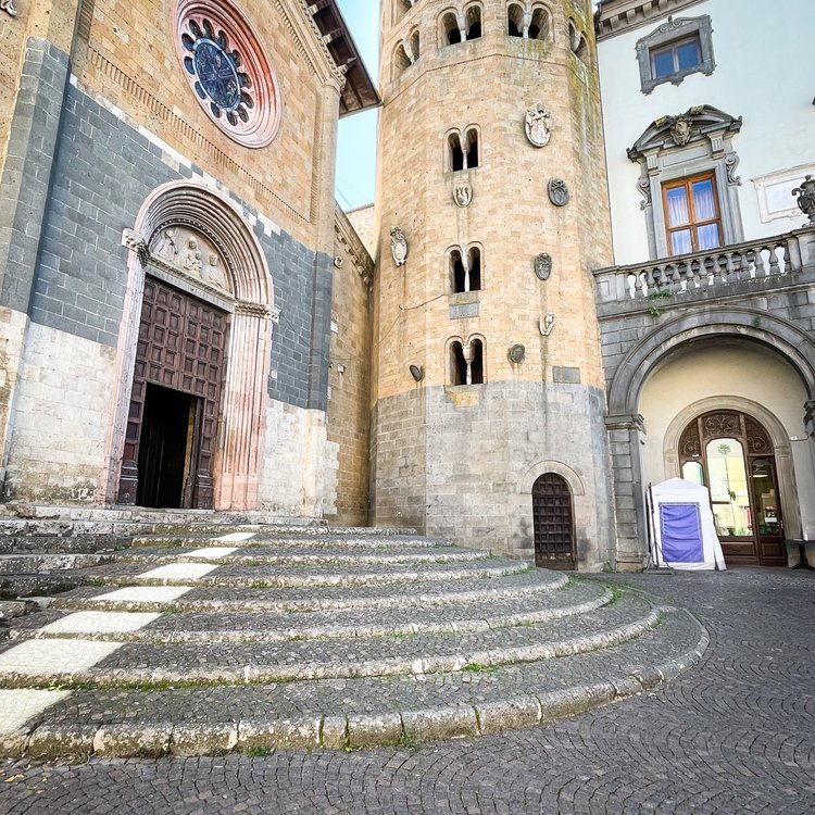 Orvieto,+church+with+tower.jpg