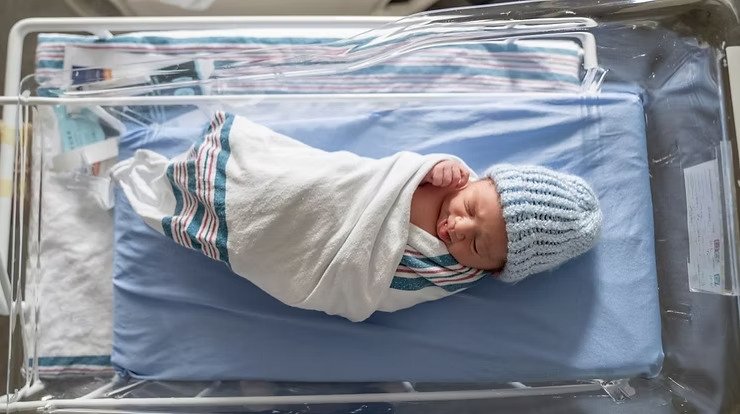 まれたばかりの赤ちゃんはやさしく包まれ、ベビーベッドでご両親を待っています。