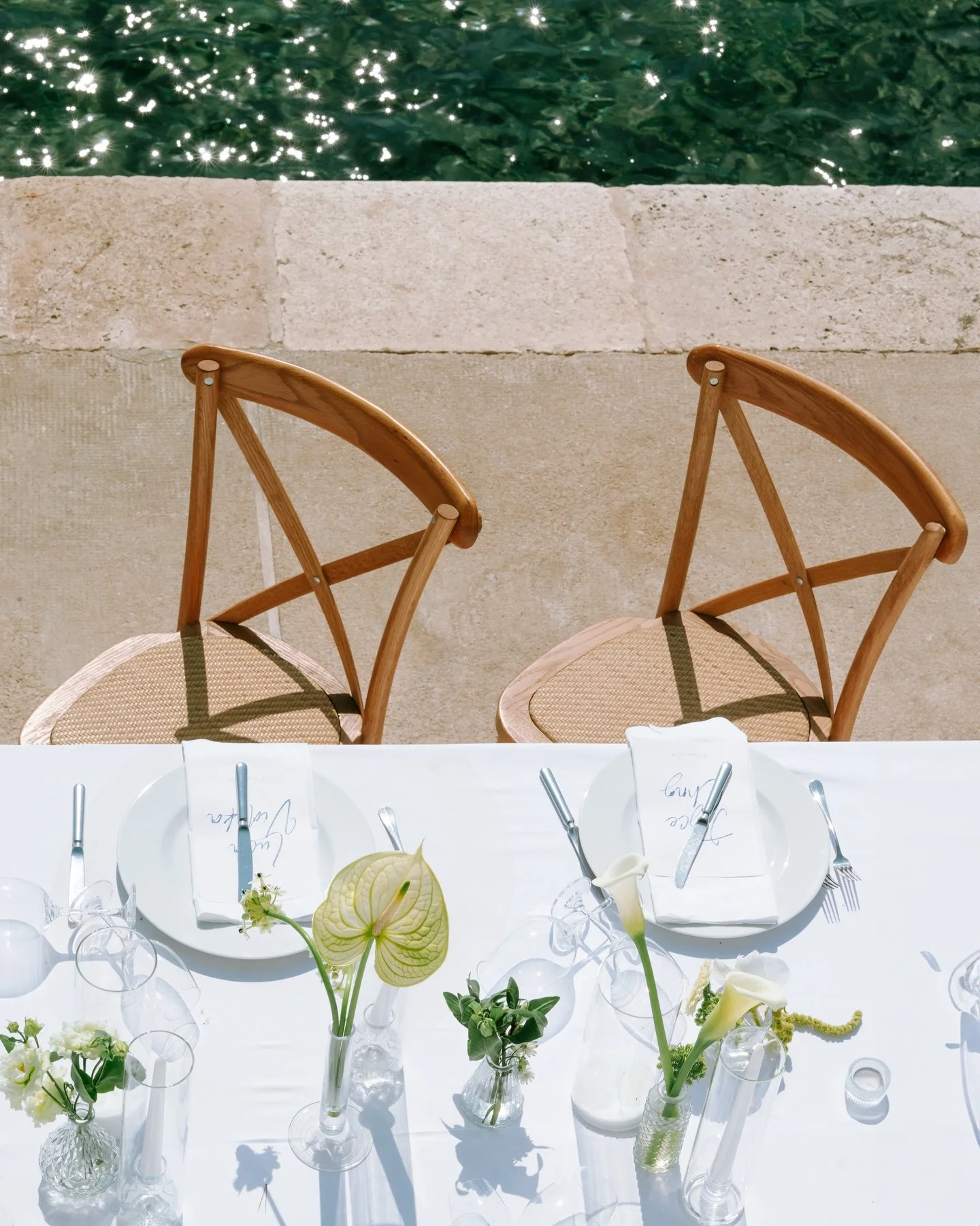 Waiting for the days to look like this again🤍

Photos for @studio_cvit  @studio_cvit_hvarwedding 

Cross-back chairs, white linen, single-stem florals ~ because simplicity done right is the ultimate luxury.
If you&rsquo;re planning an intimate outdo