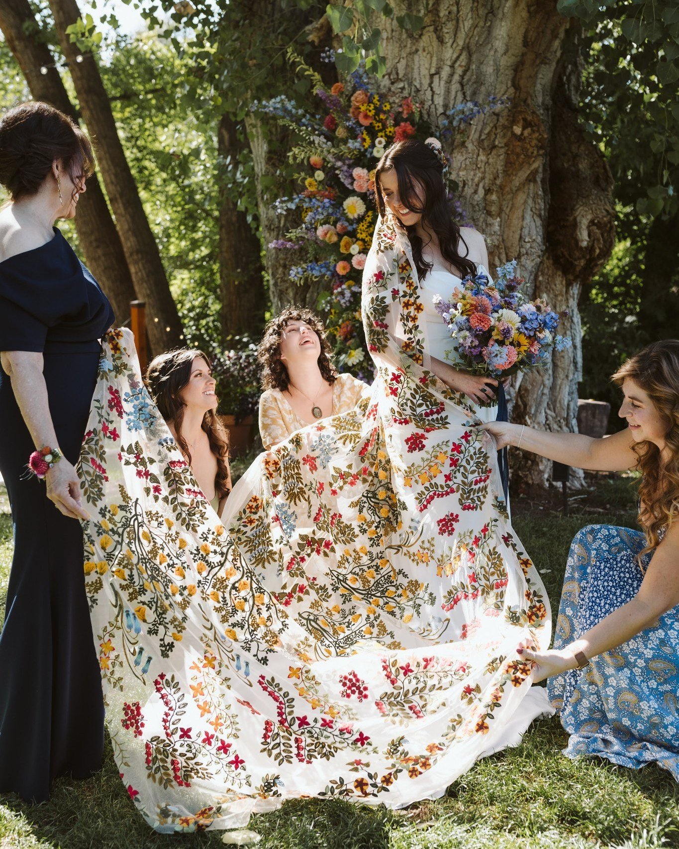 A moment for the VEIL 🌻 🌷 🌼 

📷: @austin.was.here 
📍: @lyonsfarmette 
📋: @dahliaeventsanddesigns 
💐: @plumeandfurrow 
👗: @evieyoungbridal  @luv_bridal