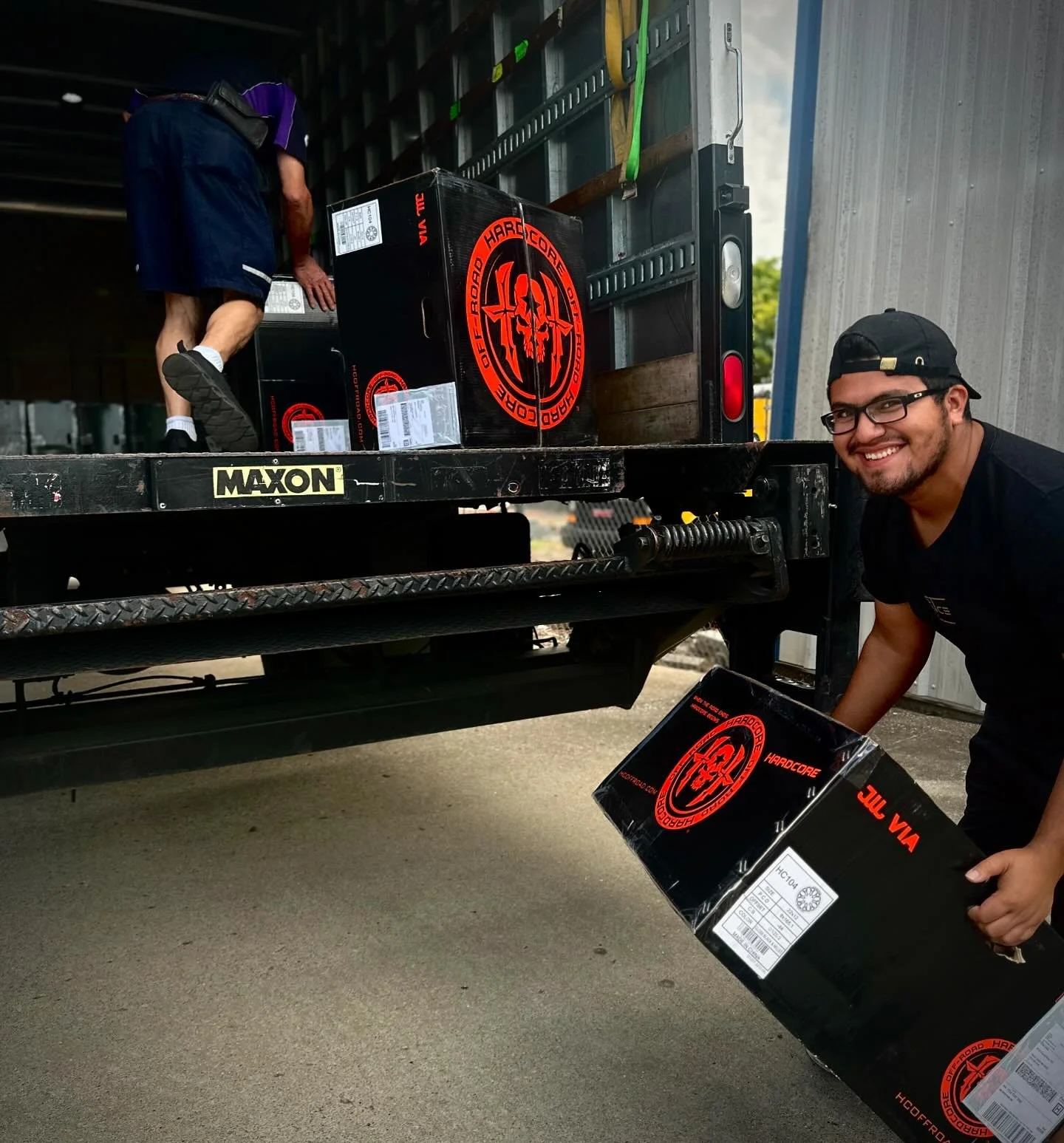 Loading your wheels make us smile…… the FEDEX driver maybe not so much 😎🤣😂… JK our @fedex guys are the best !! #customwheelusa #wheels #fedex #shipping