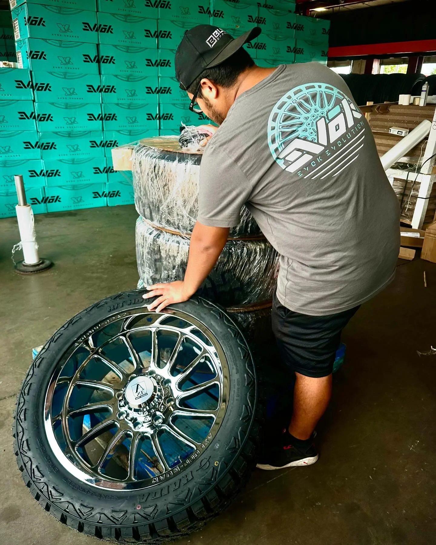 Never underestimate the importance of GREAT packaging! #customwheelusa #hardcorewheels #evokwheels