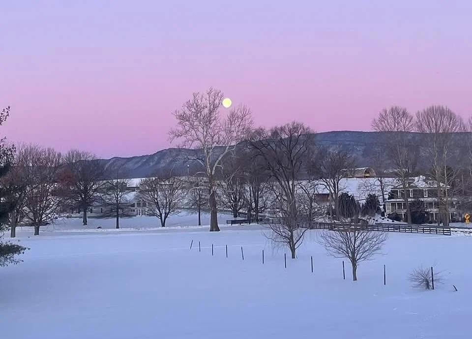 This mornings snow moon made for quite the site as it set over the Massanutten Mountain range 🌕 📸: @jonesjennifermonger