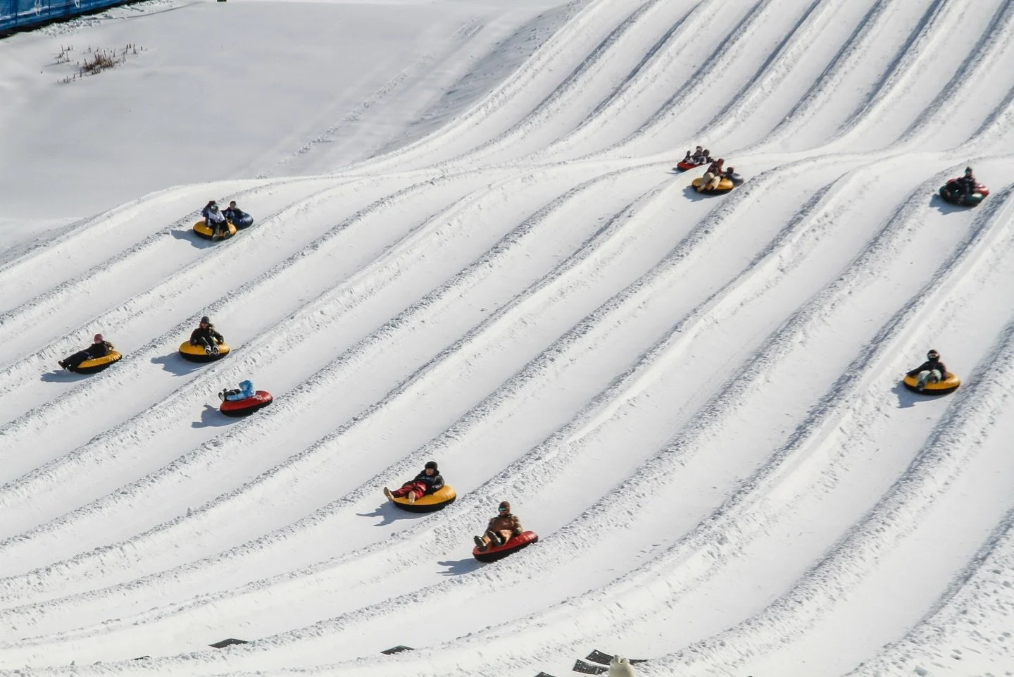 Clear blue skies and plenty of snow activities await at Massanutten Resort! From snow tubing, to skiing and snowboarding, or grabbing a bite to eat at base camp, your winter adventure awaits! ❄️ 🎿 ⛷️ 🏂 🏔️