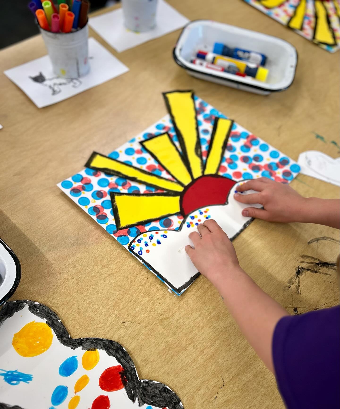 Sometimes the primary colors just POP ya know?! 💥These Roy Lichtenstein inspired collages turned out fantastic in all their dot and bold outline glory. Way to go K-3rd!