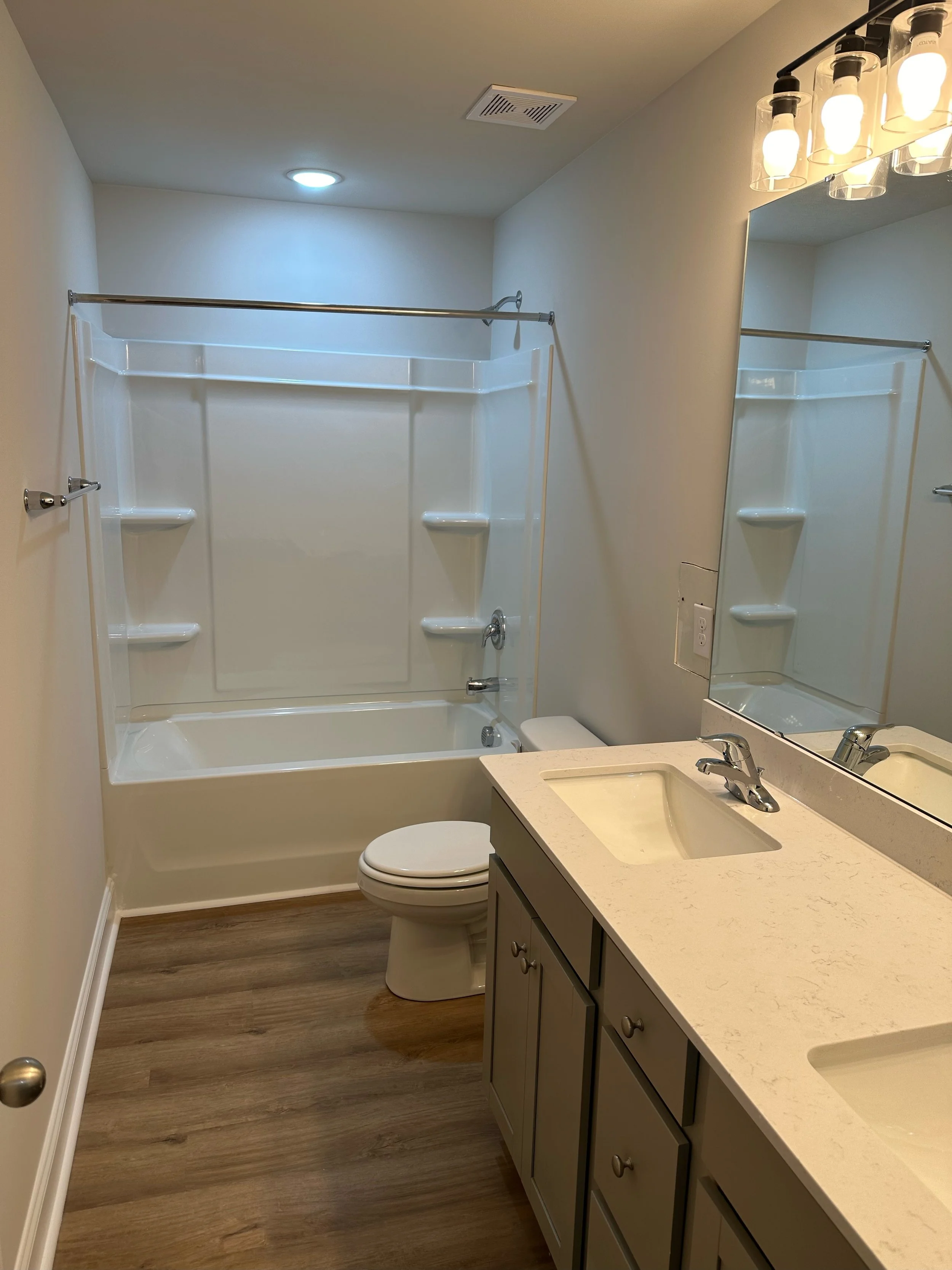 Upstairs Secondary Bath.jpeg