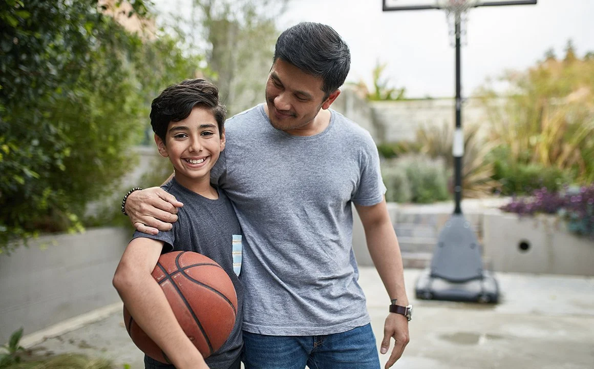 Padre con su brazo alrededor de su hijo.jpeg