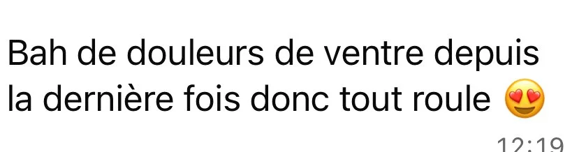 Texte disant : "Bah de douleurs de ventre depuis la dernière fois donc tout roule" suivi d'un emoji souriant avec des cœurs dans les yeux.