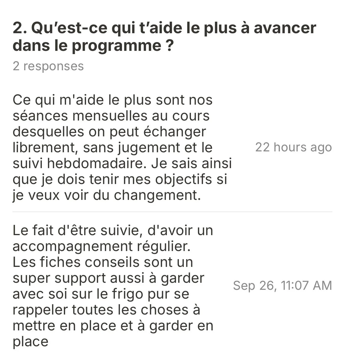 Texte en français avec un titre noir en gras, discussion sur le soutien pour avancer dans un programme, mention de séances mensuelles, objectifs, suivi hebdomadaire, conseils écrits sur un support, date et heure