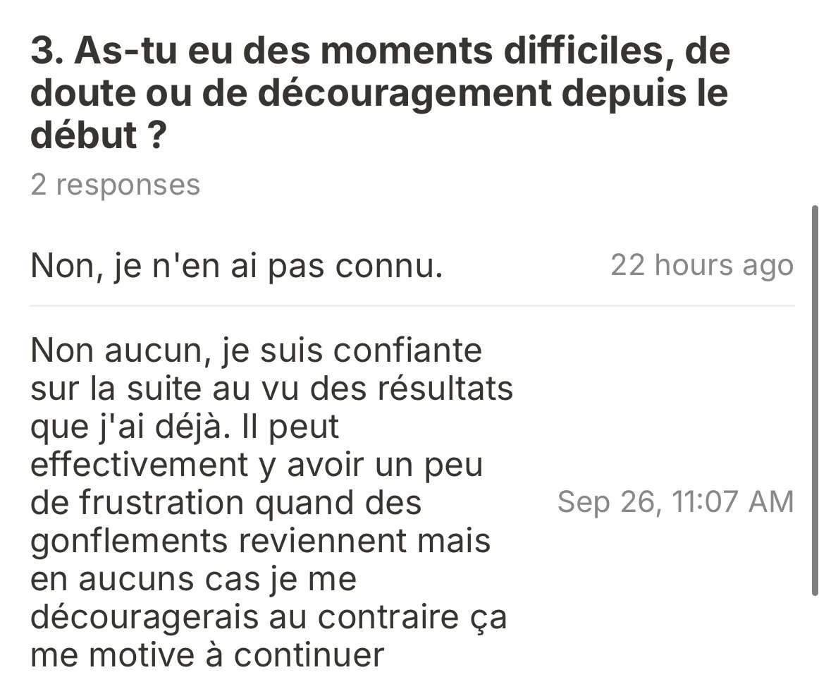 Capture d'écran d'une conversation écrite en français avec une question sur des moments difficiles, suivie de deux réponses, datée du 26 septembre à 11h07.