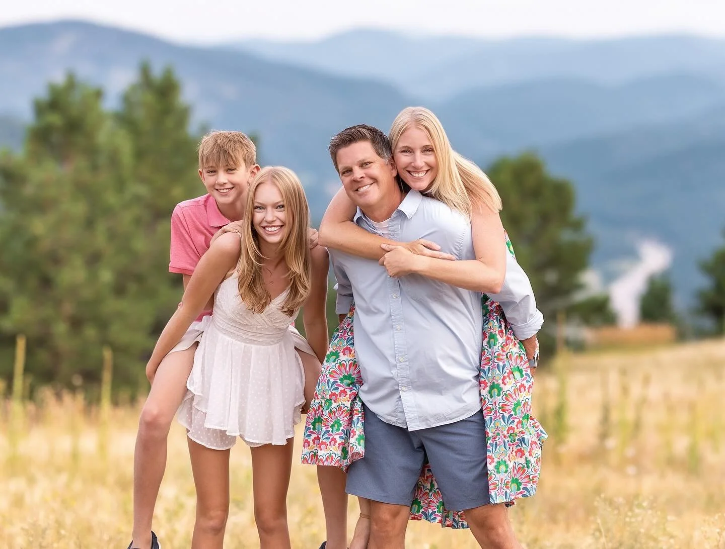 Tweens and teens&hellip;if you can get them to the session, I can bring out the happy! Photo sessions with me aren&rsquo;t &ldquo;sit there and smile&rdquo; sessions. We are ridiculous and I promise your tweens and teens will have fun. They will make