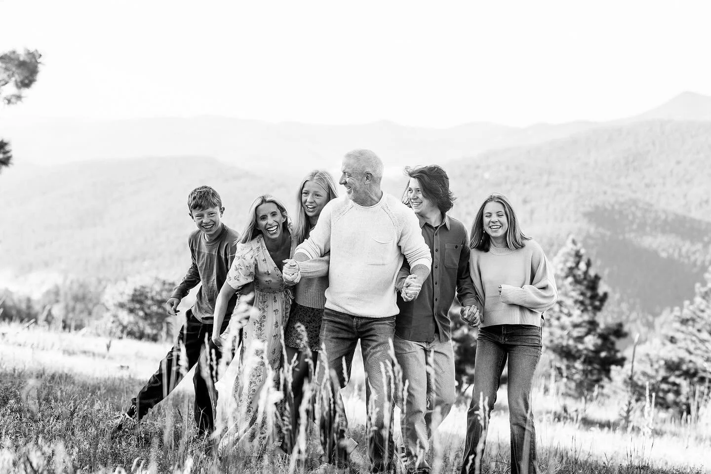 Think your &ldquo;big kids&rdquo; won&rsquo;t do photos? I&rsquo;ll bring the donuts and the dad jokes, you bring your weird little selves! I&rsquo;ll make it easy  and fun. 

#denverfamilyphotographer #denverfamilyphotography #denverfamilyphotos #de