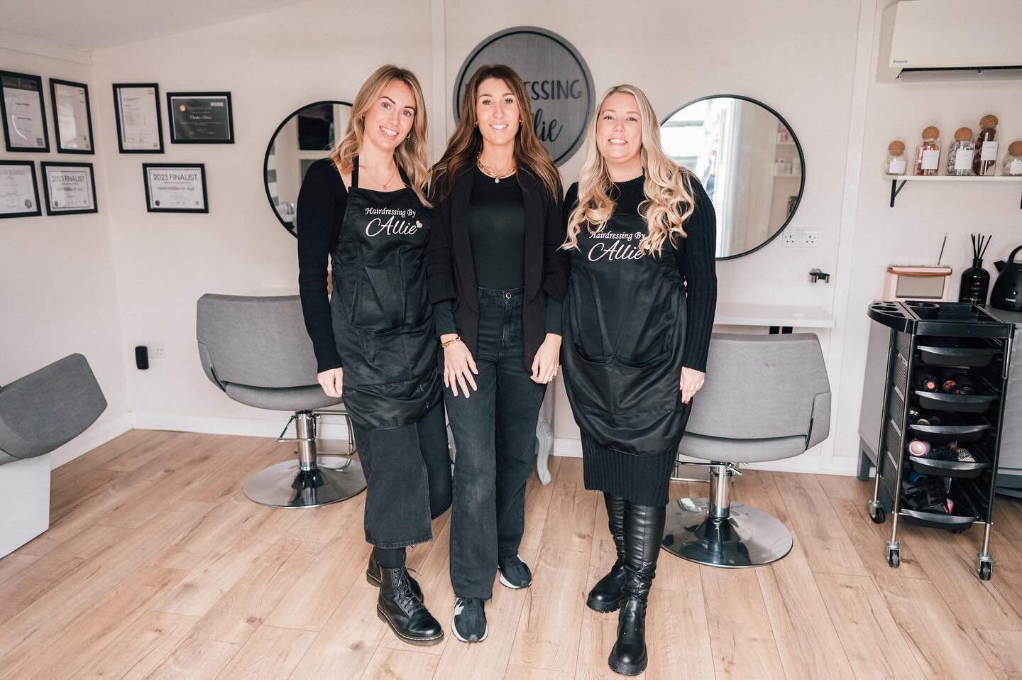 ℳℯℯ𝓉 𝓉𝒽ℯ 𝓉ℯ𝒶𝓂 ♡︎

𝒜𝓁𝓁𝒾ℯ 

OWNER &amp; STYLIST
Meet Allie, the creative force and owner of Hair by Allie. 
* 18 years of experience
* Headmasters trained
* L&rsquo;Or&eacute;al colour-degree &amp; Balayage specialist
* NVQ levels 1, 2, and 3