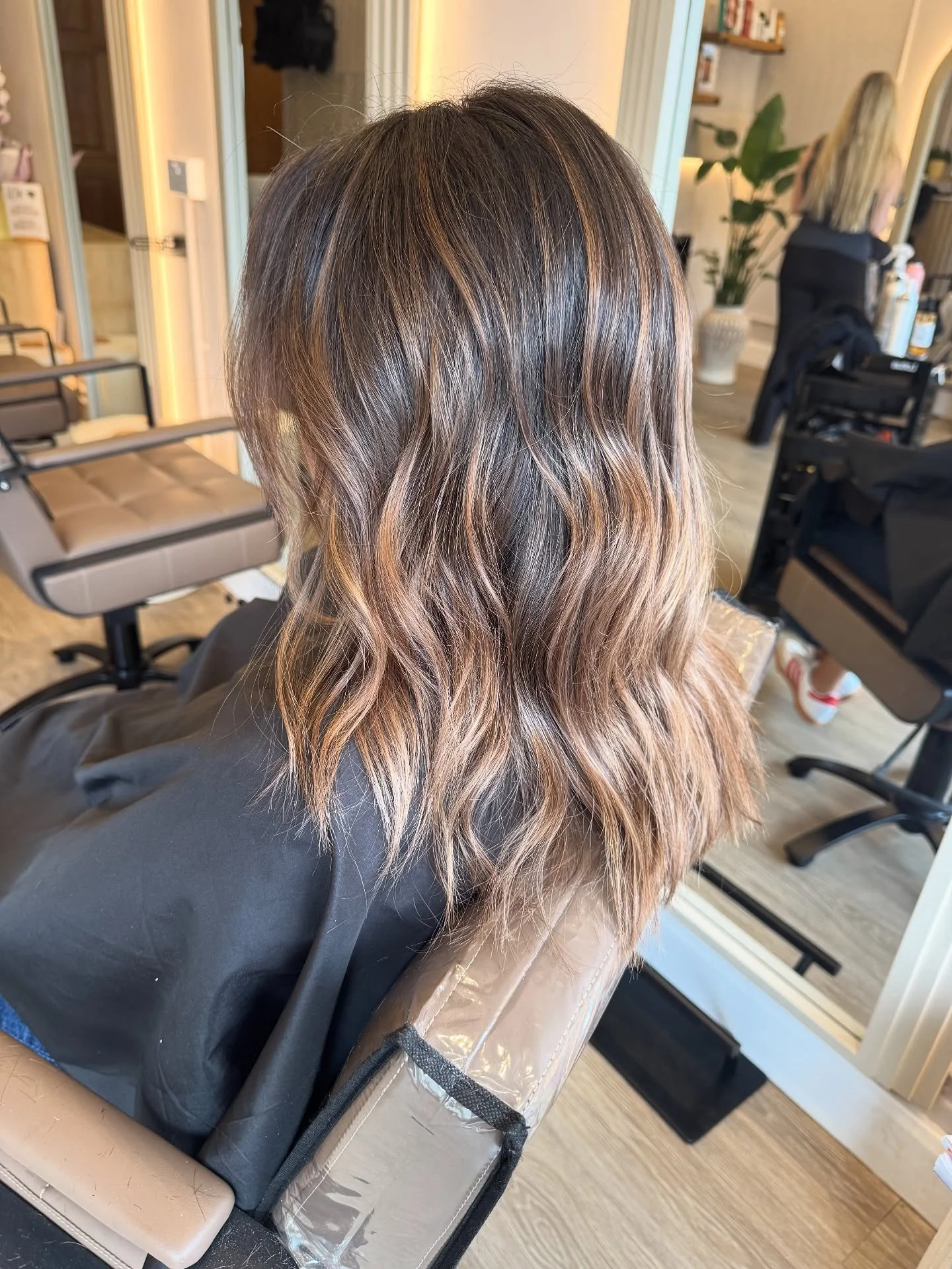Autumnal Balayage 🍁

Low maintenance colour with a seasonal warmth. Rich, dimensional, and seamlessly blended 🍂

Swipe for the before ➪

beforeandafter #autumnvibes #brownbalayage #warmbalayage #ewell #ewellvillagesalon #epsomandewellfamilies #colo
