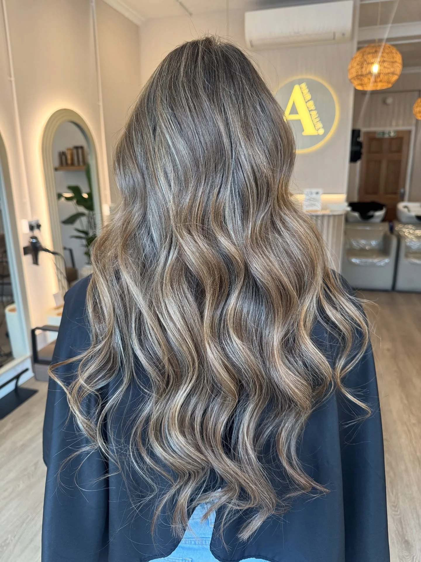 ✨The ultimate glow up ✨

Our client coloured her hair for the first time, choosing a naturally bright balayage that&rsquo;s effortlessly stunning and low maintenance!

#virginhair #balayage #ewellvillage #epsomandewellfamilies #sunkissed #surreyhair 
