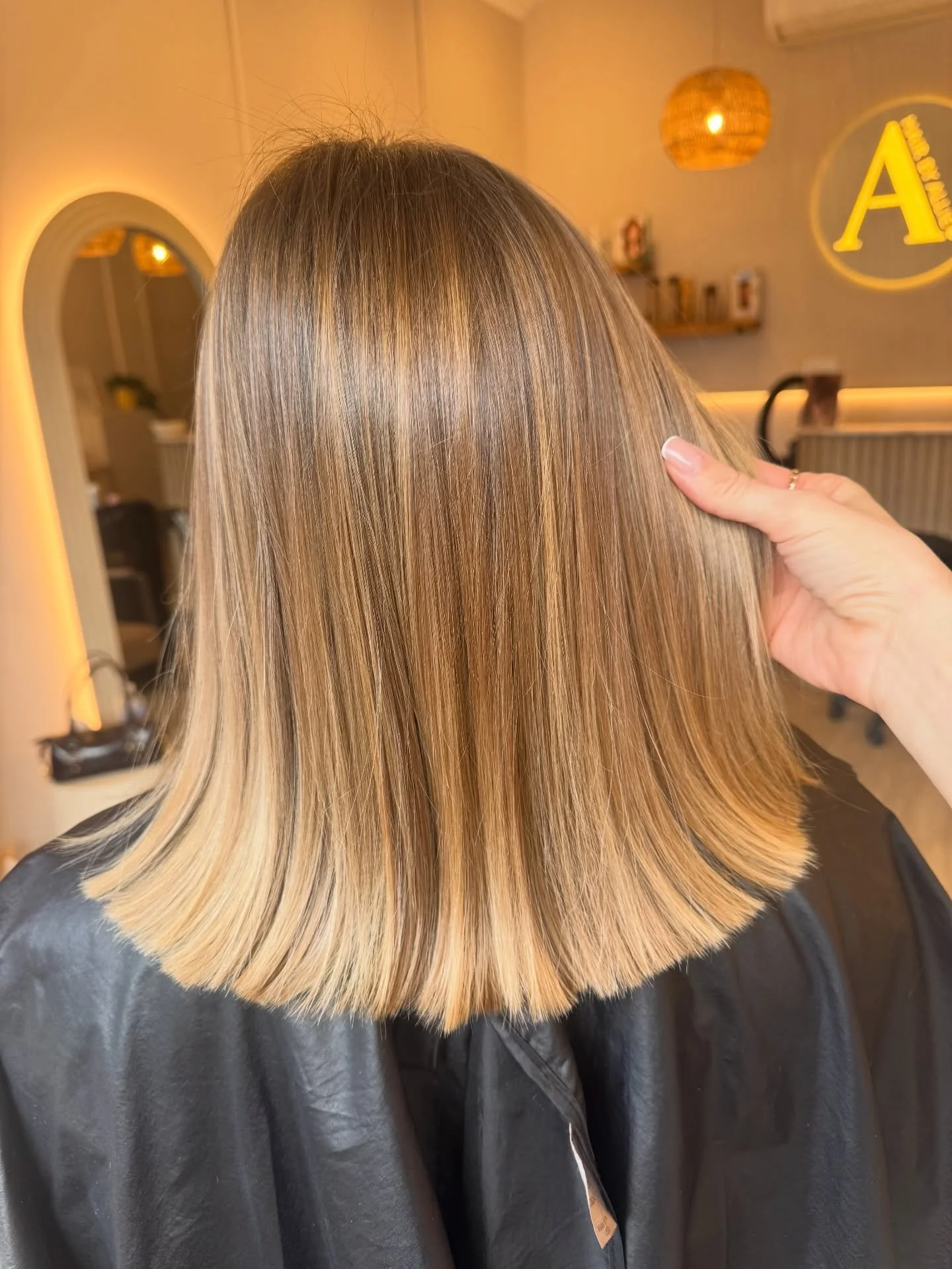 We went for the chop and a really softly blended, minimal gold balayage for a fresh but natural finish ✂️💫

𝑆𝑤𝑖𝑝𝑒 𝑓𝑜𝑟 𝑡ℎ𝑒 𝑏𝑒𝑓𝑜𝑟𝑒 ➪

#goldenbalayage #blendedbalayage #naturalhairstylist #epsomandewellfamilies #surreyhair